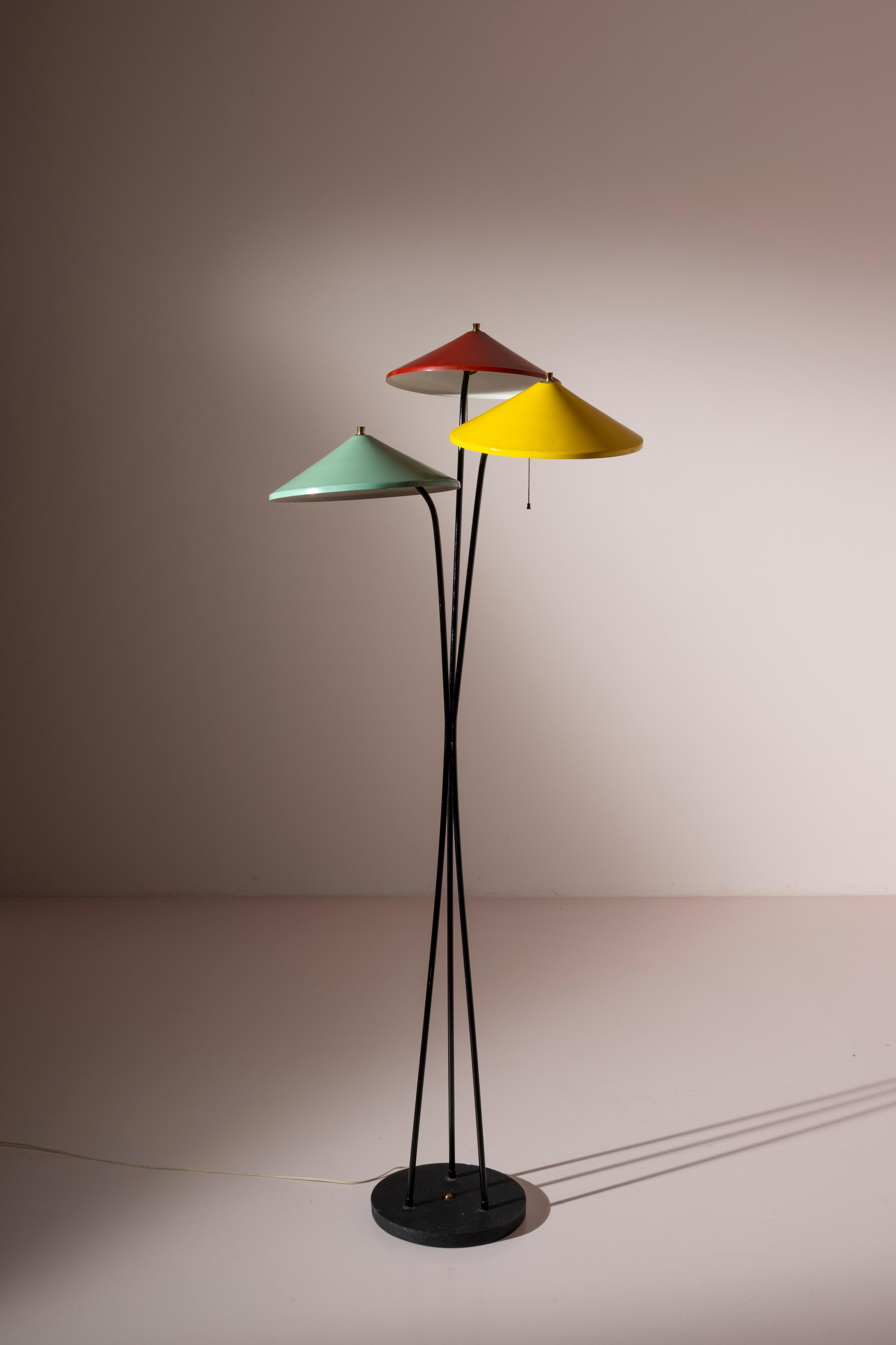 Floor lamp in metal with colored lampshades, from the 1950s, Italian craftsmanship, produced by Stilnovo.

A playful floor lamp in painted metal with the typical 1950s silhouette. Three slender stems rise from a perfectly round iron base,
