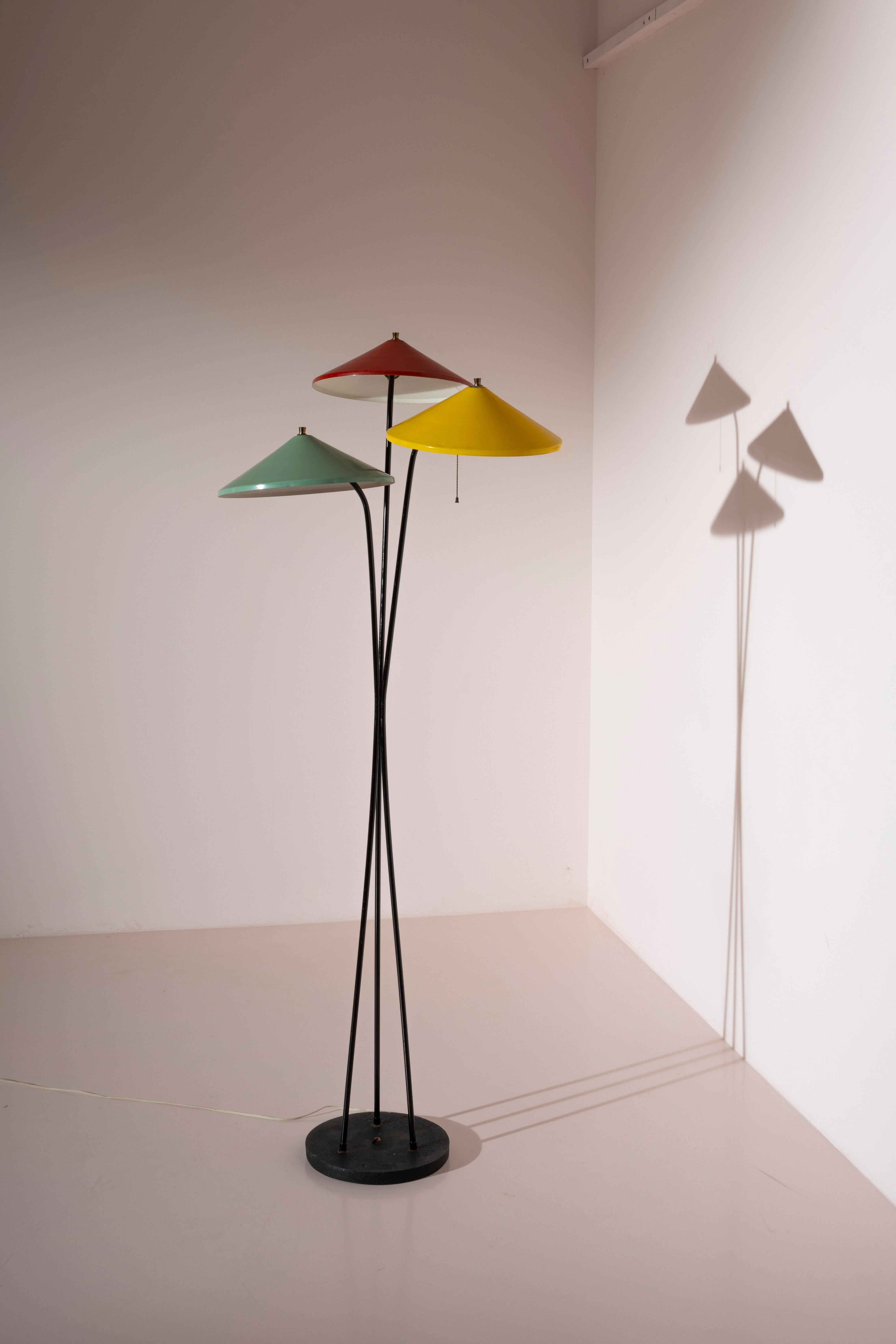 Stilnovo floor lamp in metal with colored lampshades, Italy, 1950s In Good Condition For Sale In Chiavari, Liguria
