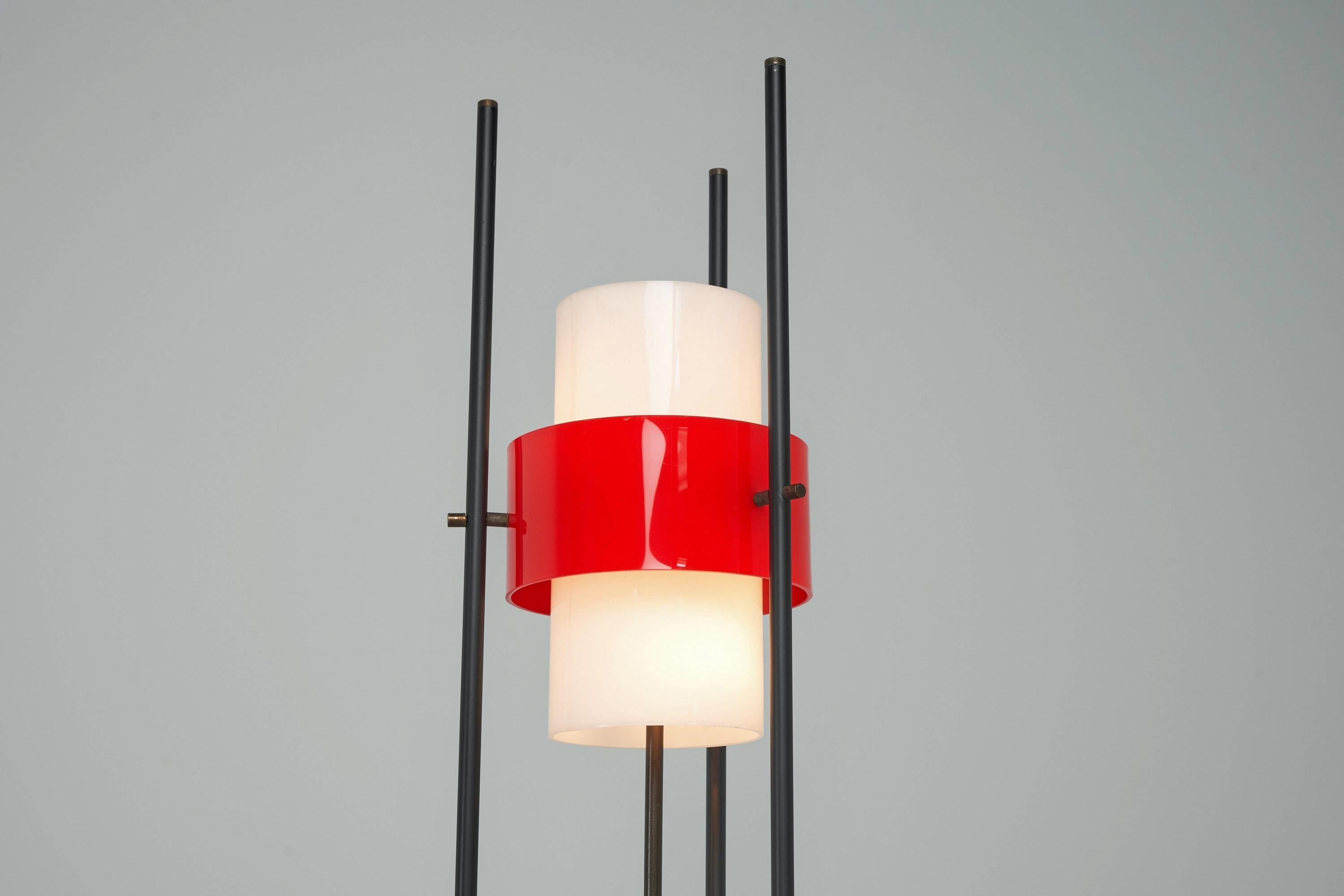 Lampadaire Stilnovo en perspex rouge, Italie, 1955 Bon état - En vente à Roosendaal, Noord Brabant