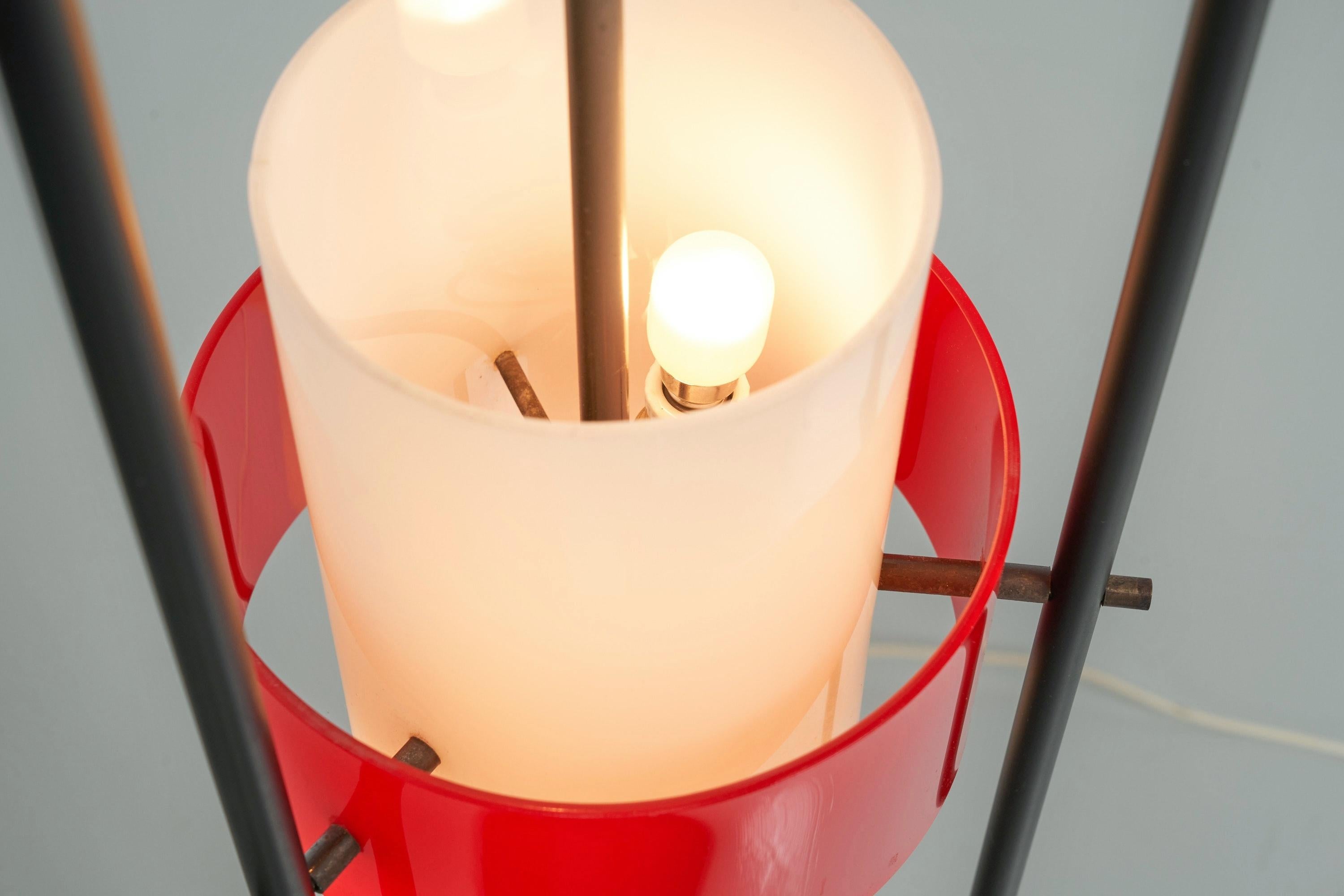 Stilnovo-Stehleuchte aus rotem Perspex, Italien, 1955 2