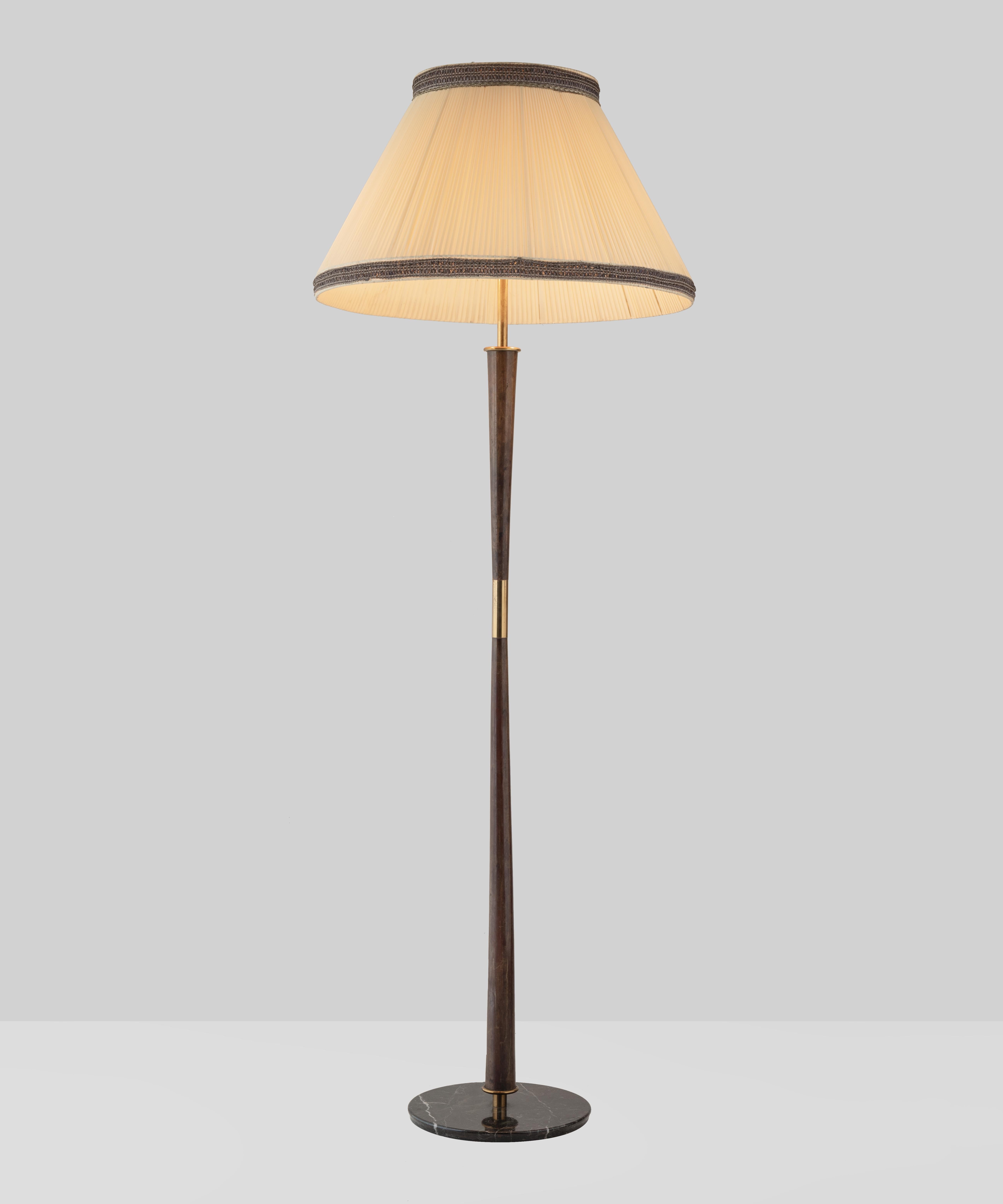 Stilnovo floor lamp, Italy, circa 1950.

Tapered wooden rod with brass details and marble base. Original shade.

  
