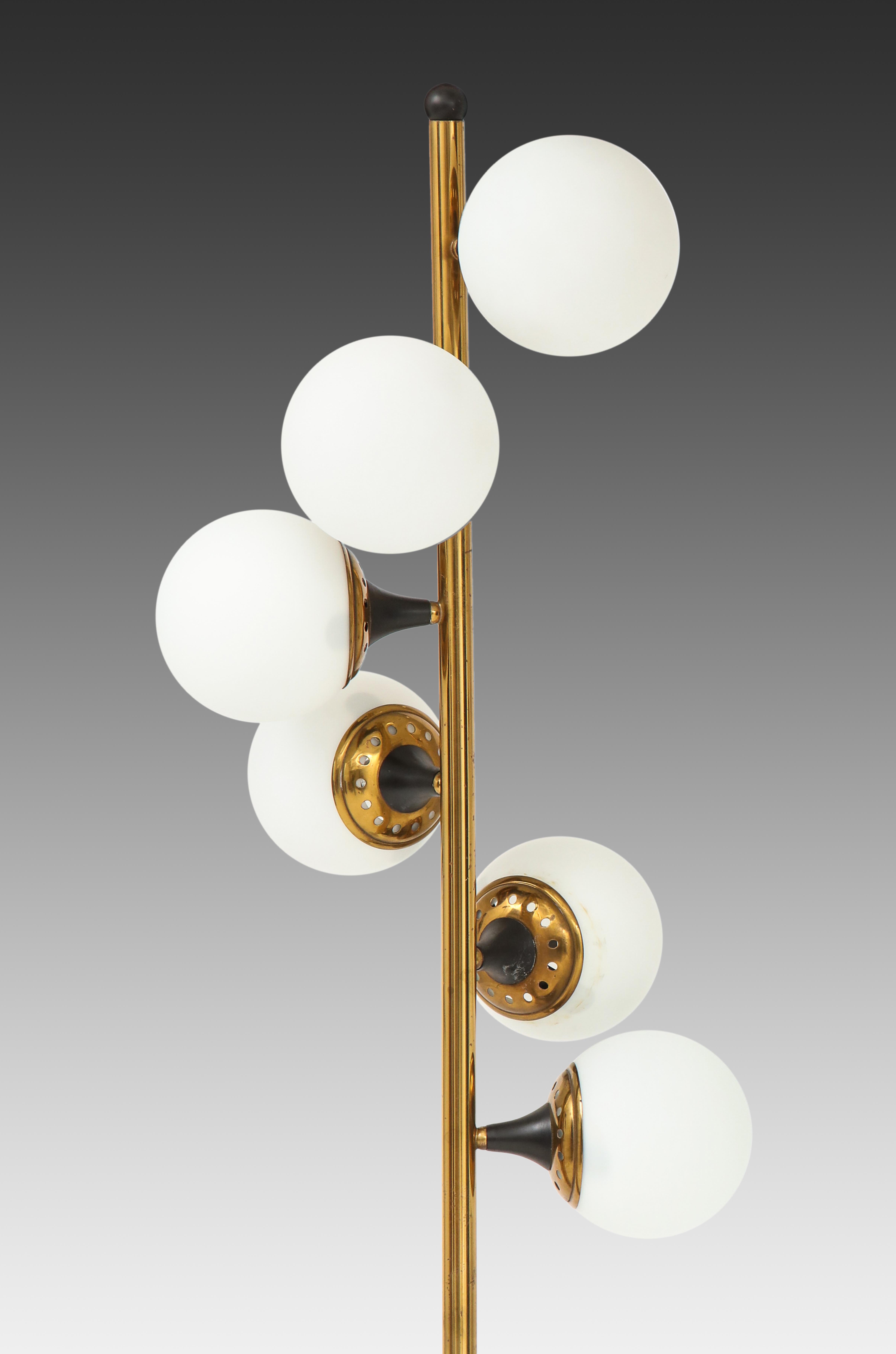 Stilnovo floor lamp composed of six frosted opaline glass balls cascading down gilt lacquered brass and black enameled metal stem on white marble base with original foot switch. Beautiful and iconic 1950s Stilnovo design with contrasting colors of