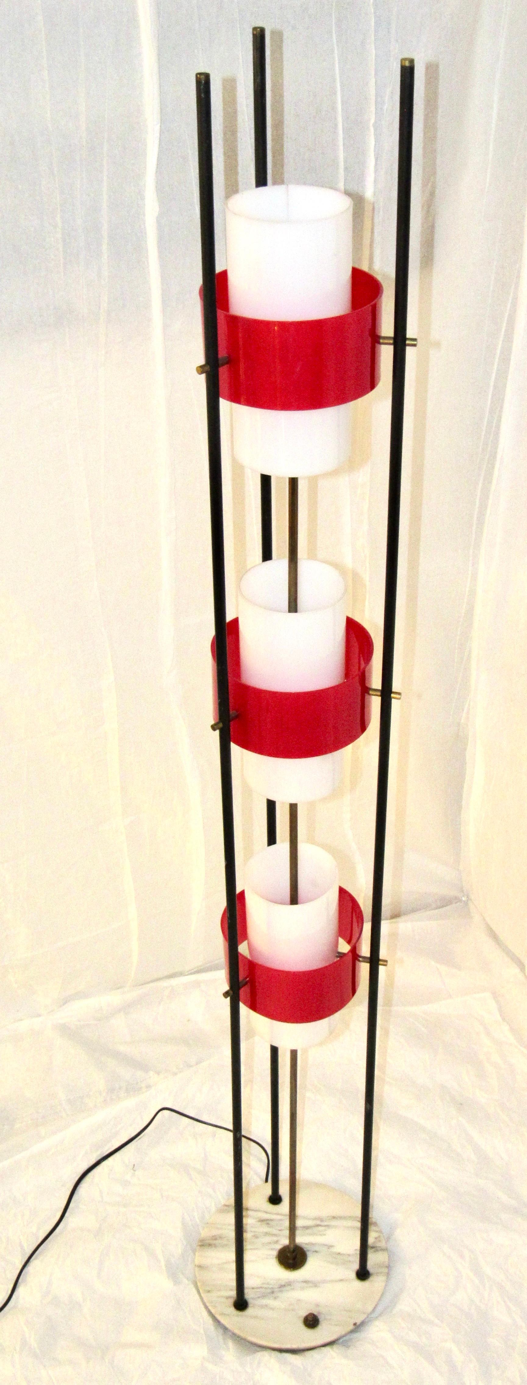 Mid-Century Modern Stilnovo Floor Lamp Red and White Acrylic / Plexi and Marble, Italy, 1960 For Sale