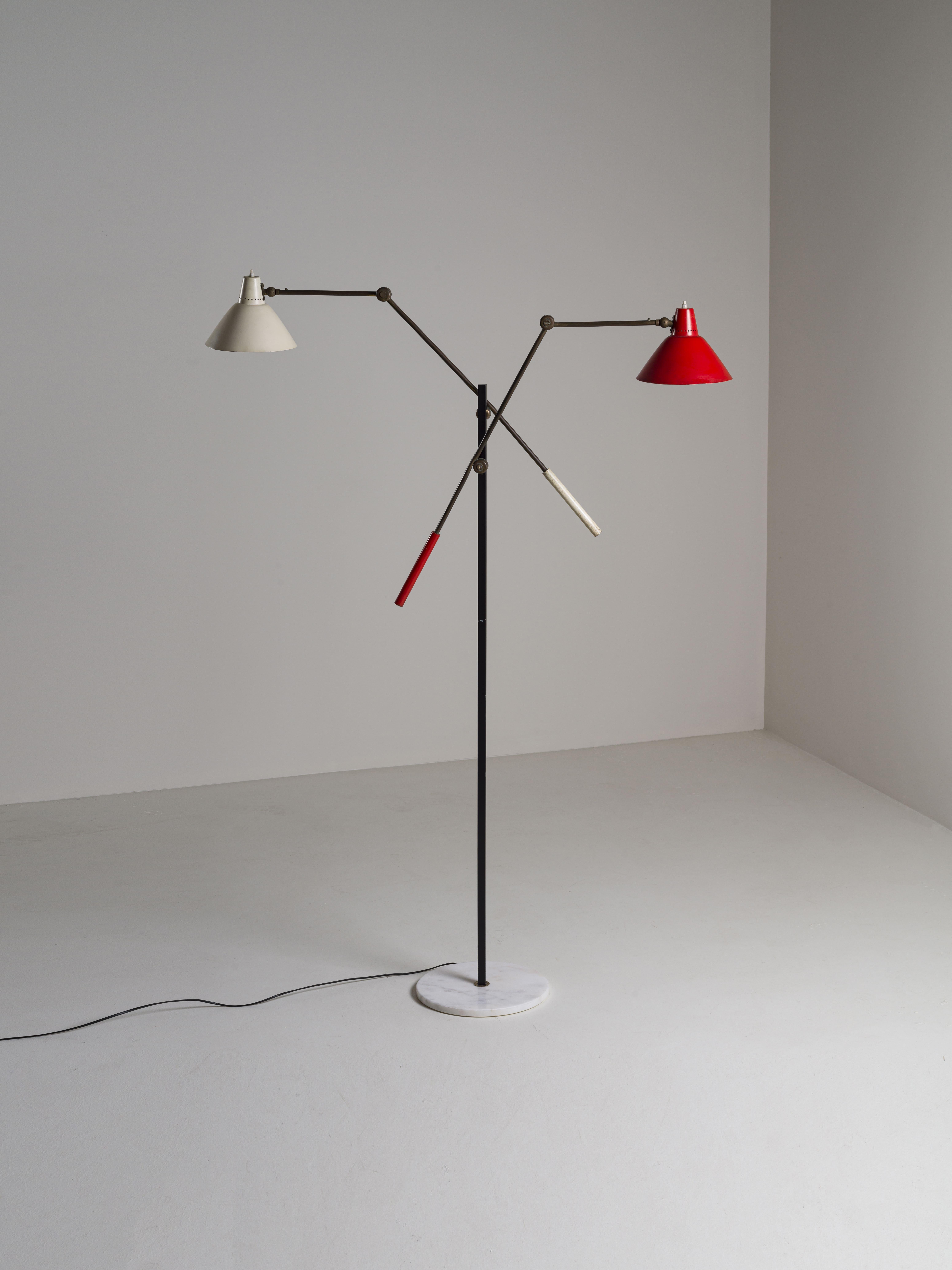 Lampadaire fabriqué par Stilnovo en Italie, 1955.
Le lampadaire a une base circulaire en marbre blanc, une vapeur en métal laqué noir.
Le lampadaire est doté de deux bras en laiton et d'un abat-jour blanc et d'un abat-jour rouge qui peuvent être