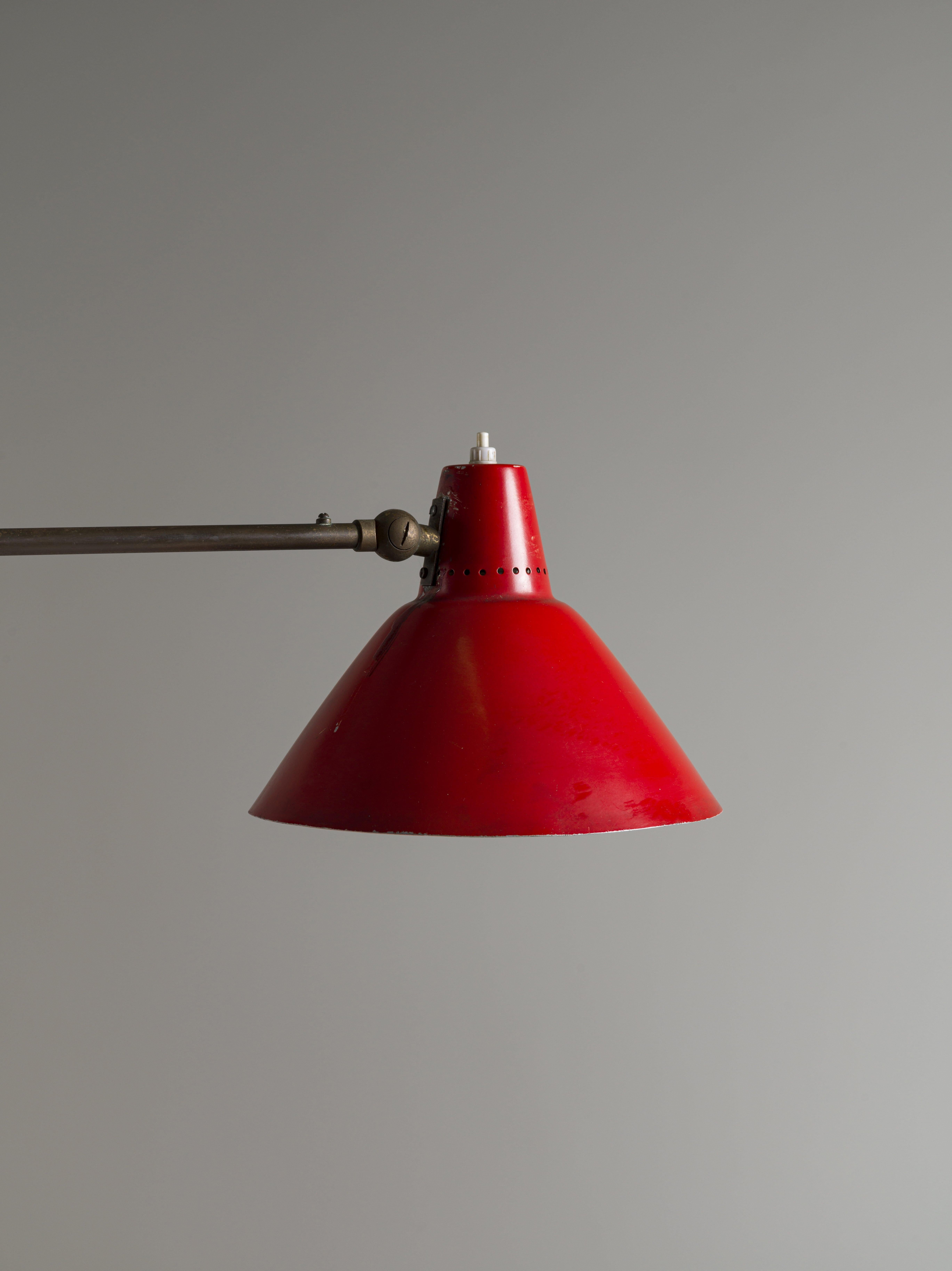 Mid-Century Modern Lampadaire Stilnovo, abat-jour en métal blanc et rouge et marbre laiton, Italie, 1955 en vente