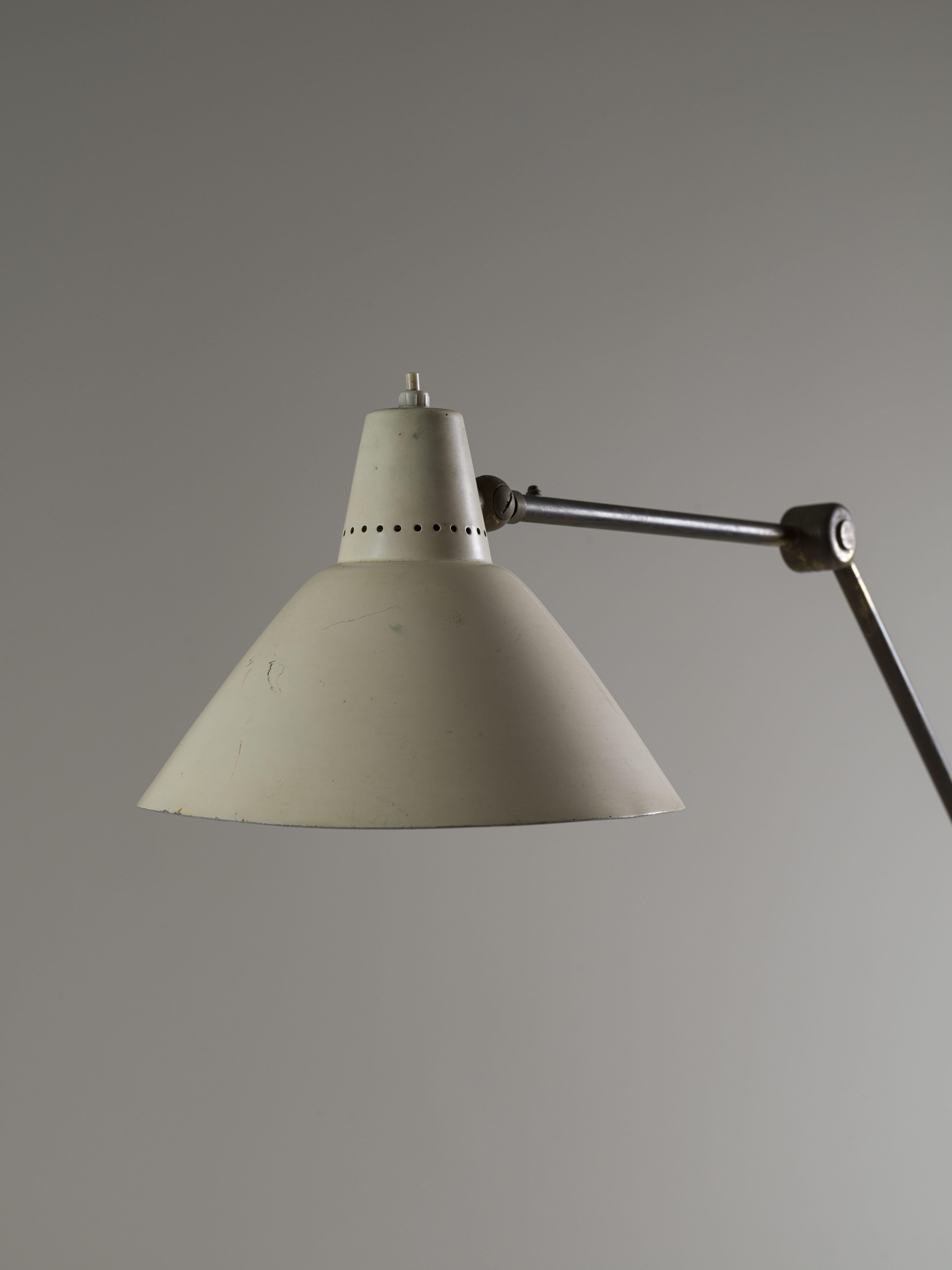 italien Lampadaire Stilnovo, abat-jour en métal blanc et rouge et marbre laiton, Italie, 1955 en vente