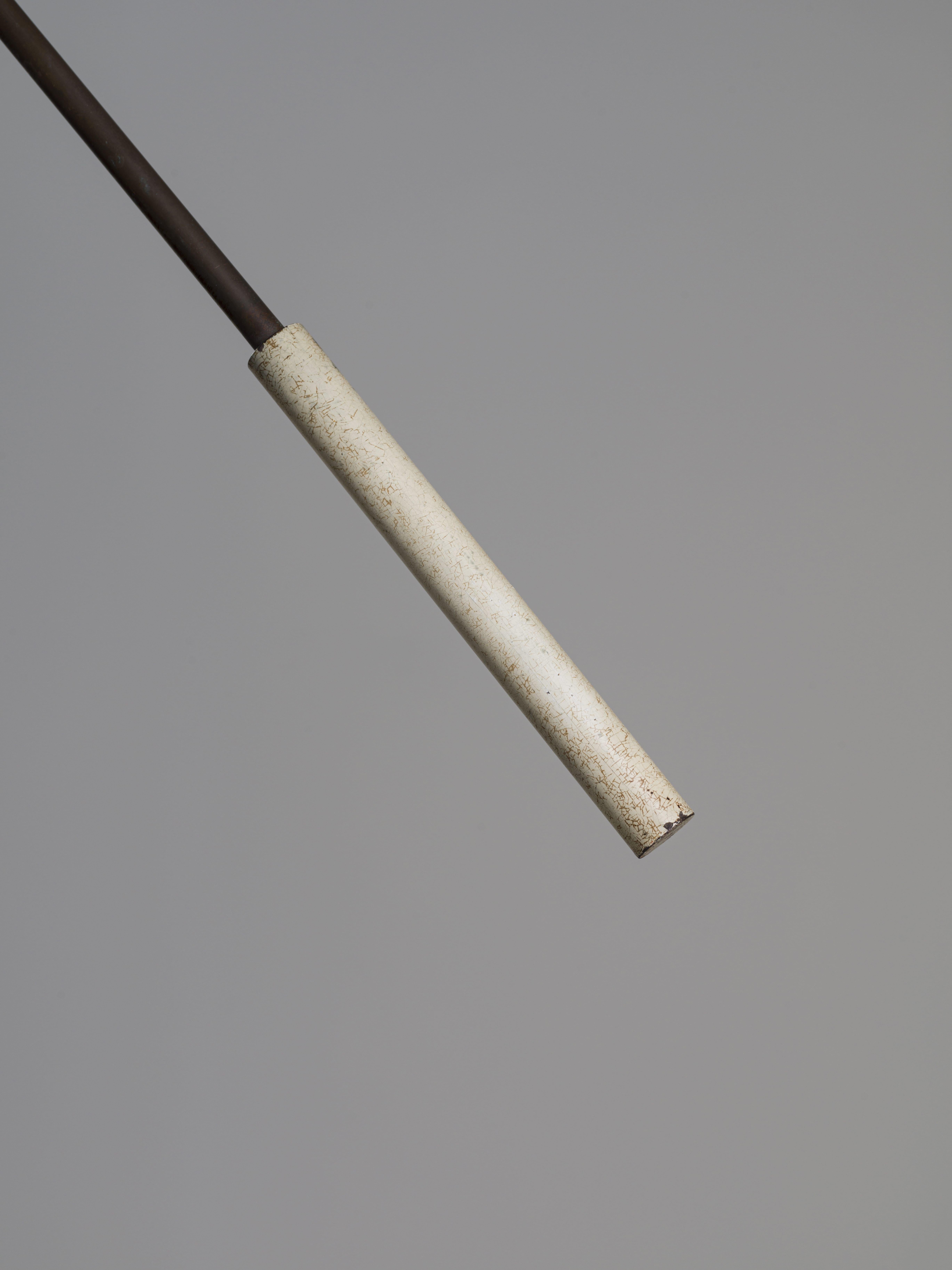 Lampadaire Stilnovo, abat-jour en métal blanc et rouge et marbre laiton, Italie, 1955 Bon état - En vente à Catania, IT