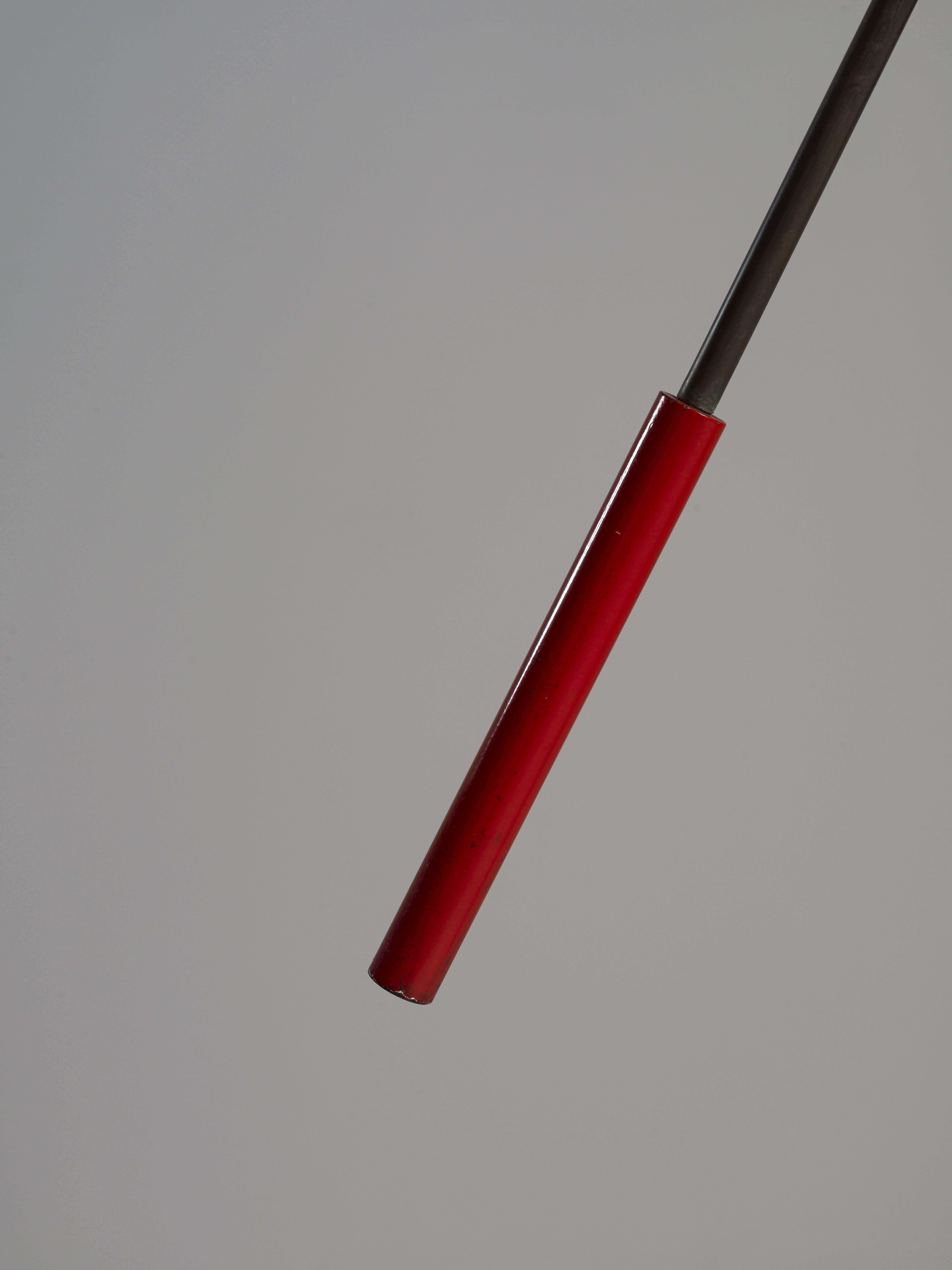 Milieu du XXe siècle Lampadaire Stilnovo, abat-jour en métal blanc et rouge et marbre laiton, Italie, 1955 en vente