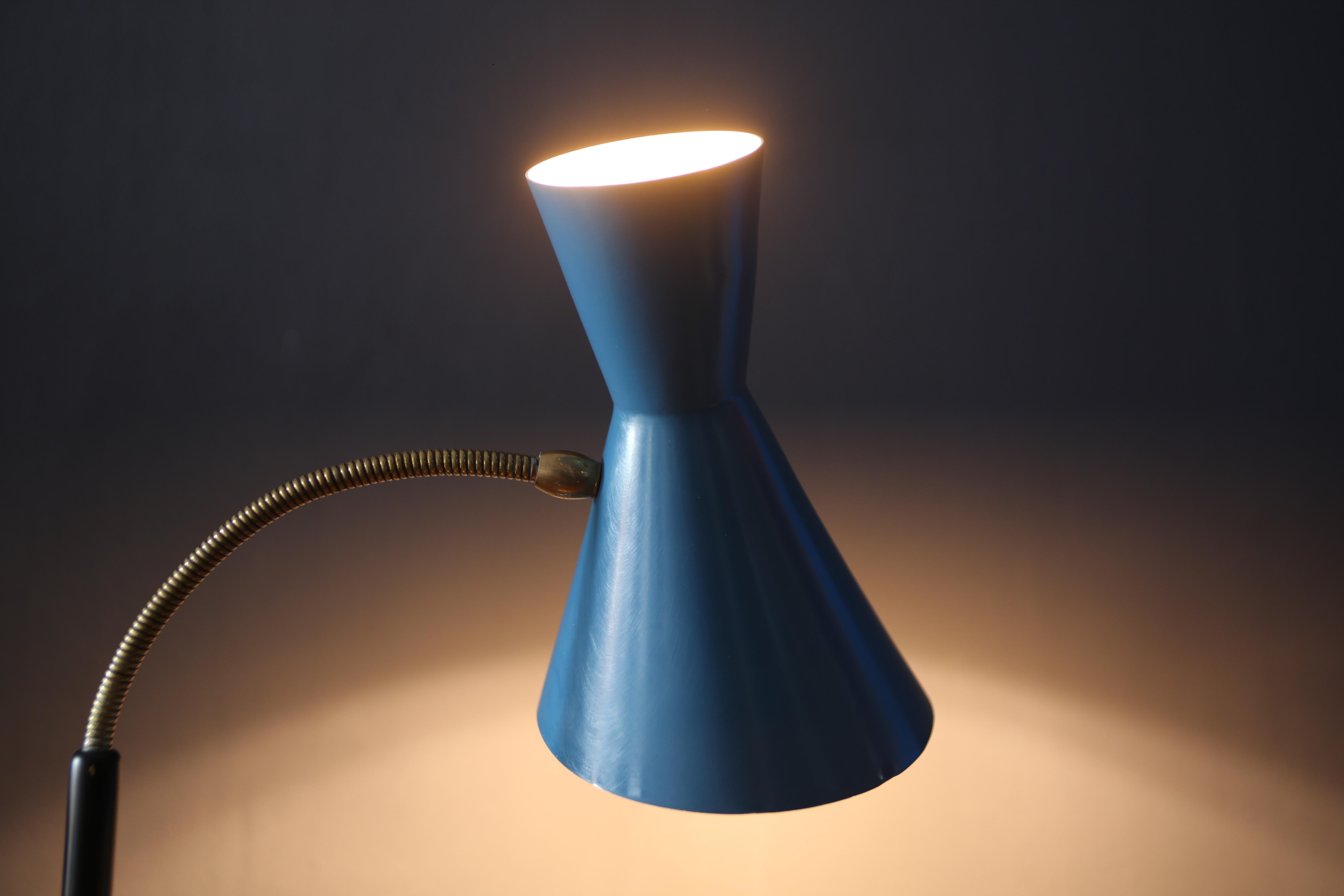 Italiano Stilnovo floor lamp with adjustable arm and marble base  metà del secolo scorso.