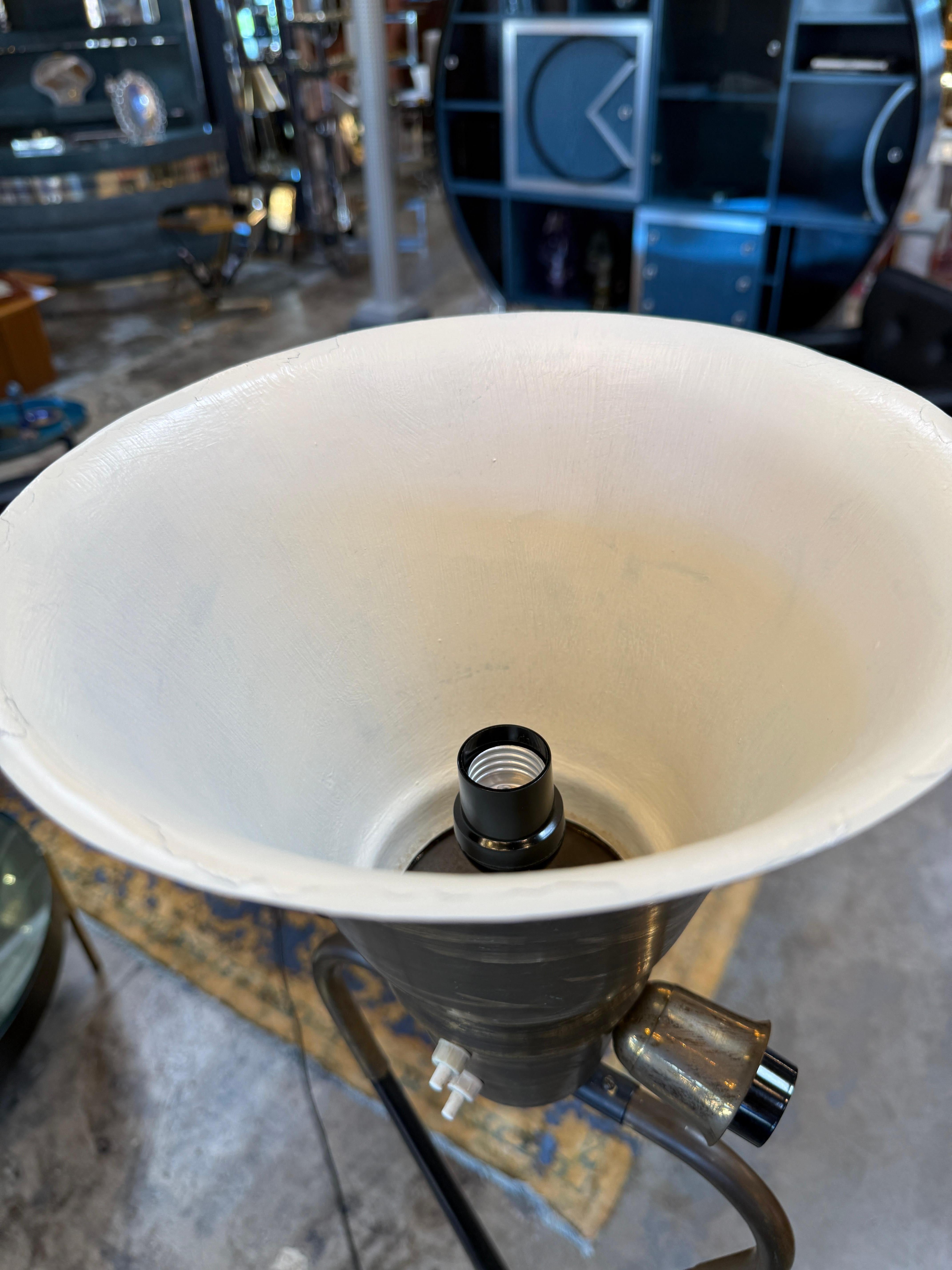 Lámpara de pie Stilnovo con base de mármol y marco escultórico, Italia, años 50 en venta 4