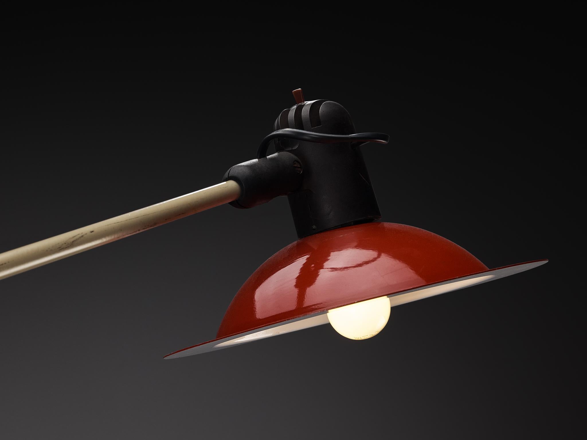 Stilnovo, lampada da terra, metallo, plastica e marmo, Italia, anni '70. 

Questa lampada da terra di Stilnovo degli anni '1970 rappresenta un equilibrio tra la sensibilità industriale grezza e la sobria eleganza. I principi funzionali, come la