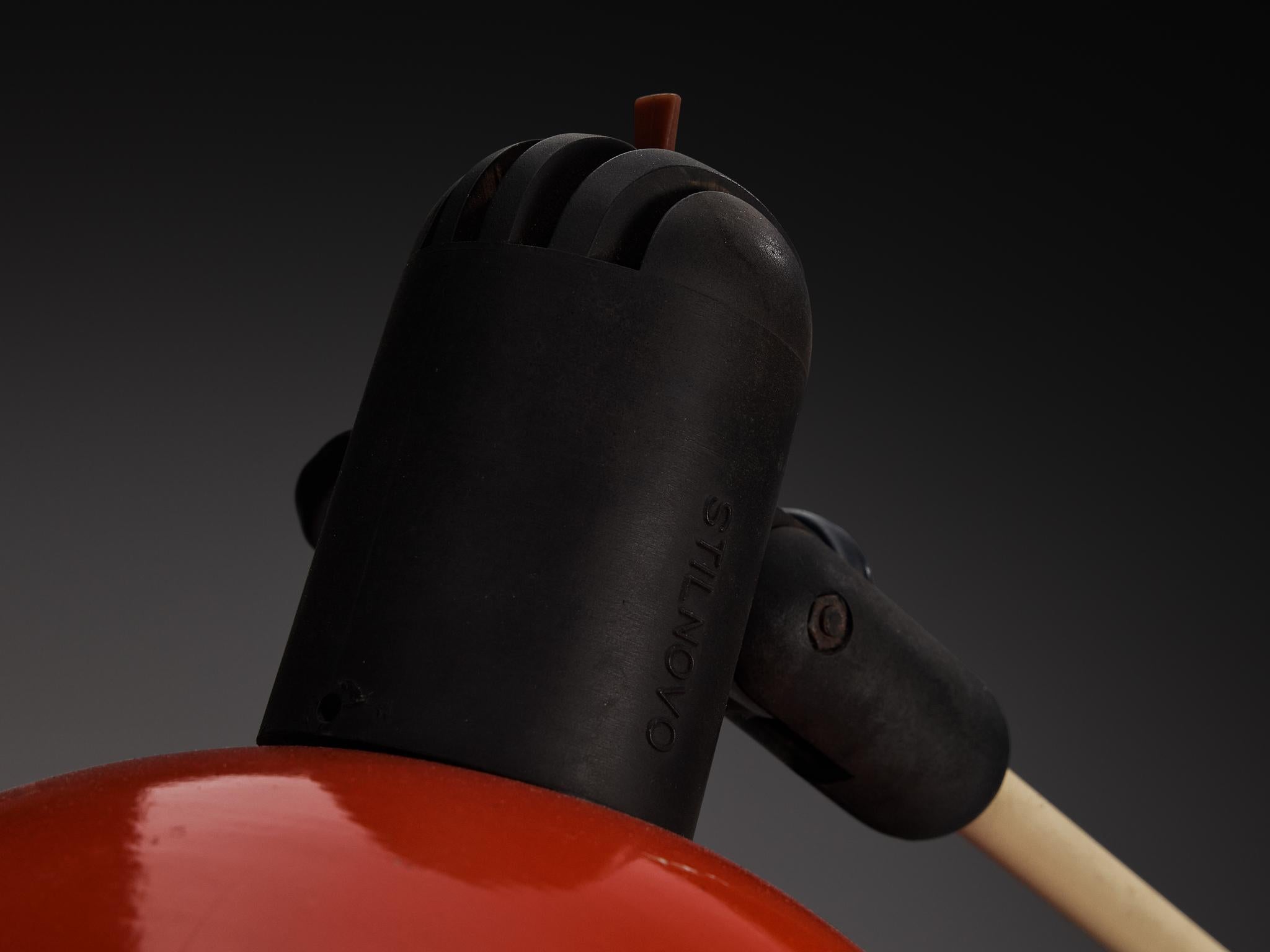 Mid-Century moderno Lampada da terra Stilnovo con paralume rosso e base in marmo in vendita