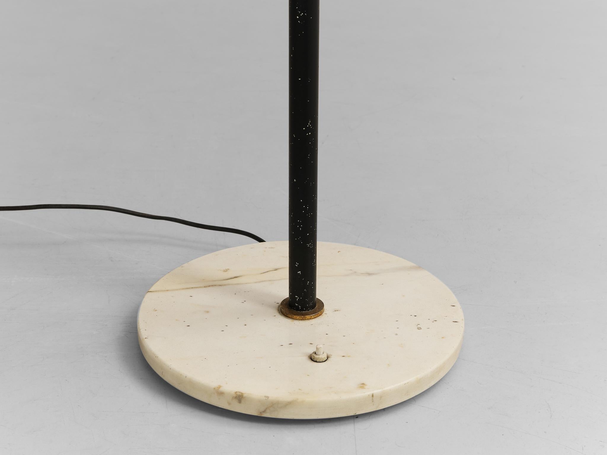 Stilnovo Floor Lamp in Opaline and Brass In Good Condition In Waalwijk, NL