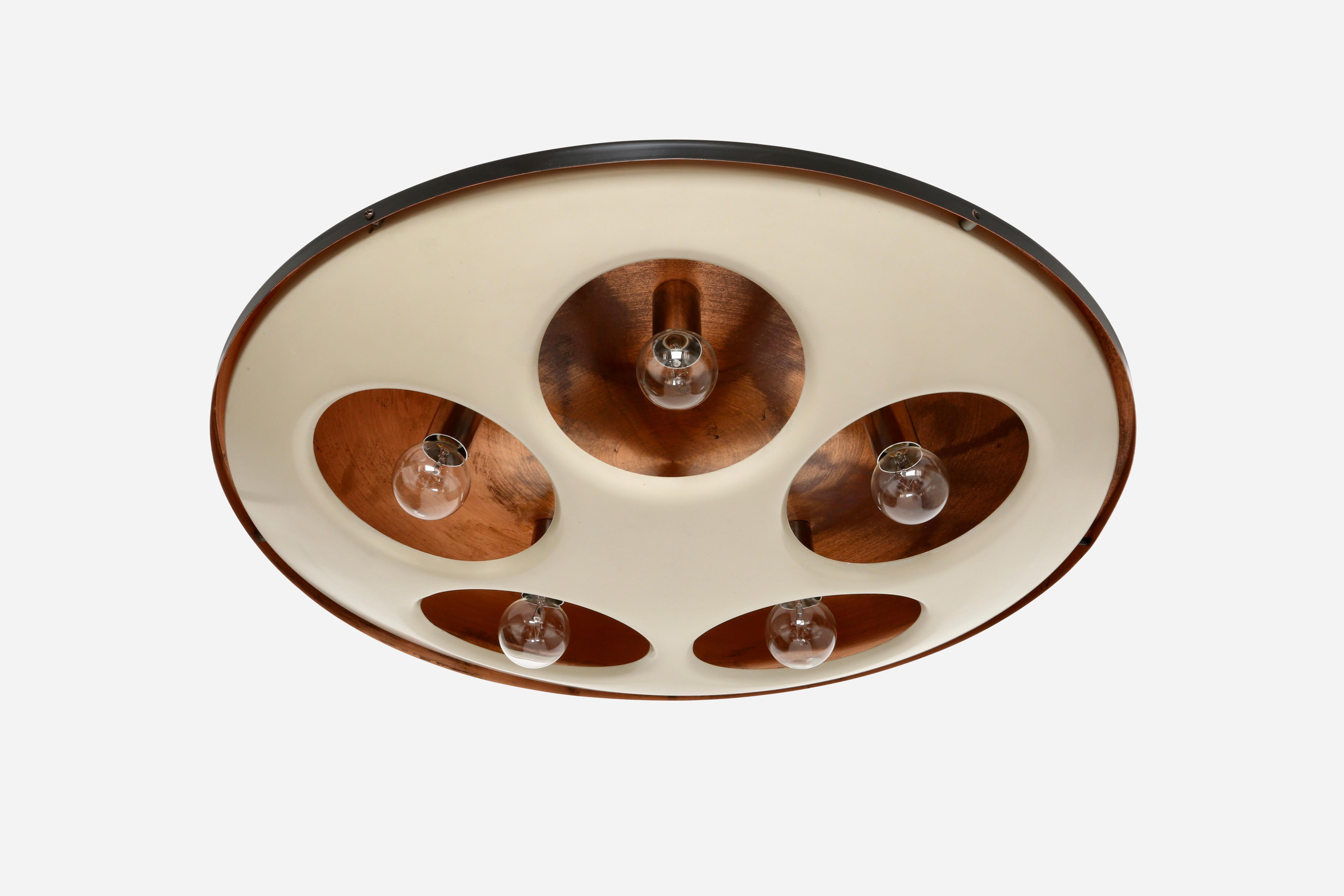 Plafonnier encastré Stilnovo modèle 1243.
Italie années 1960. Label Stilnovo.
Fabriqué en cuivre et en métal émaillé.
Cinq douilles de candélabre. Rewired for US.
Émail noir restauré.
Recâblage GRATUIT aux États-Unis.
Livraison GRATUITE sur le