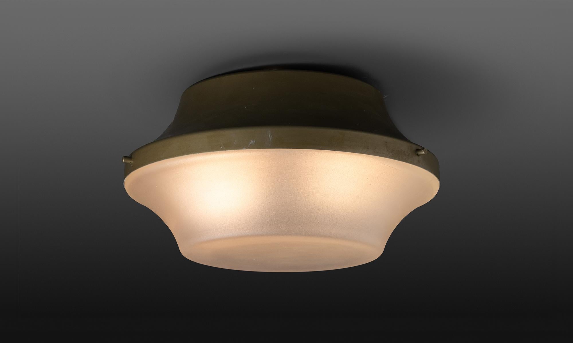 Stilnovo Luce a incasso
Italia, 1960
Lampada da incasso Stilnovo in ottone con cupola in vetro opalino.
11,5