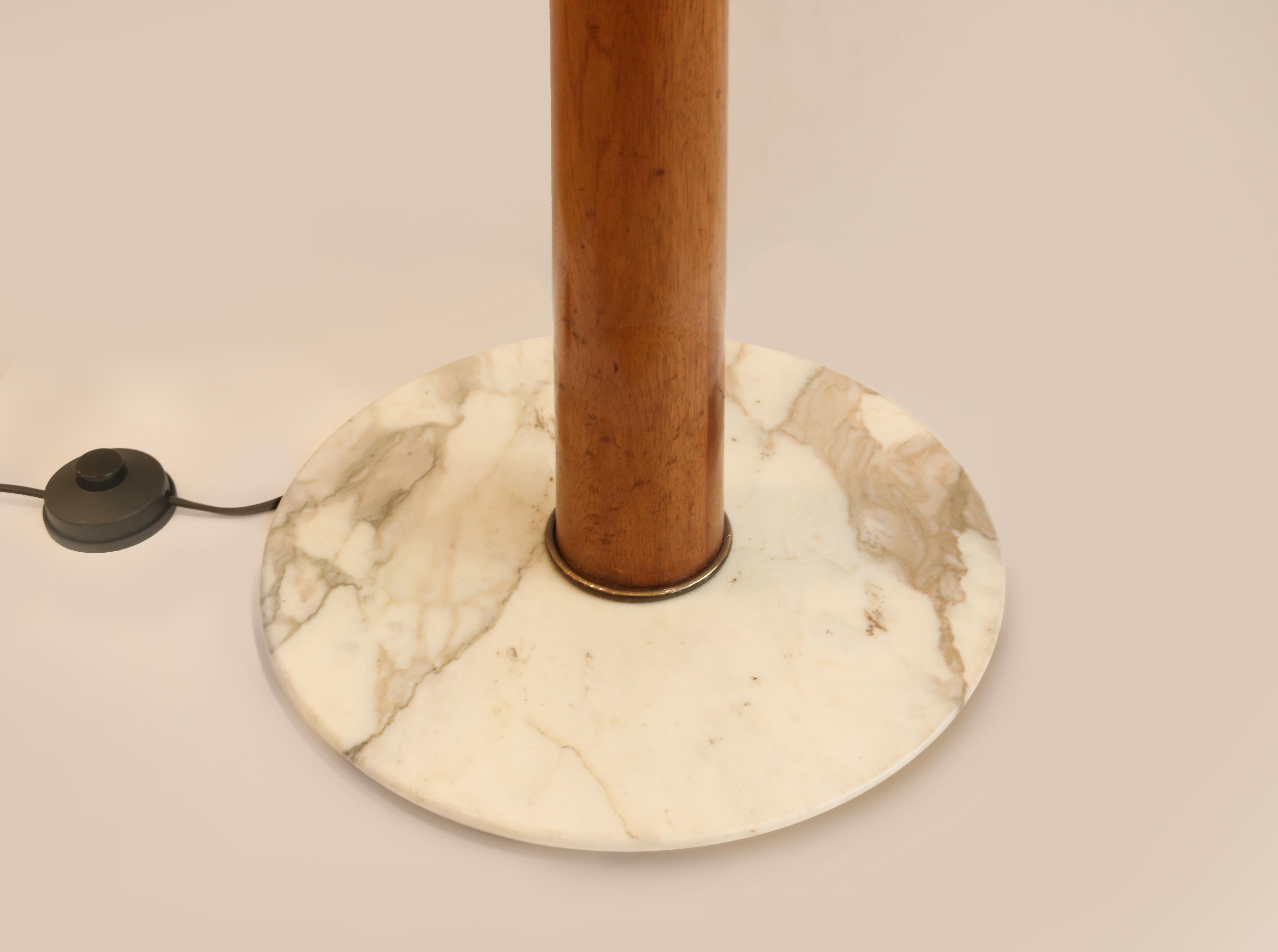 Stilnovo Modernist floor lamp. Designed for lighting manufacturer Domus. Crafted in teak with patinated brass details and resting on a round marble base. Lamp is fitted with four edison base sockets ( three on the sides and one uplight) and has