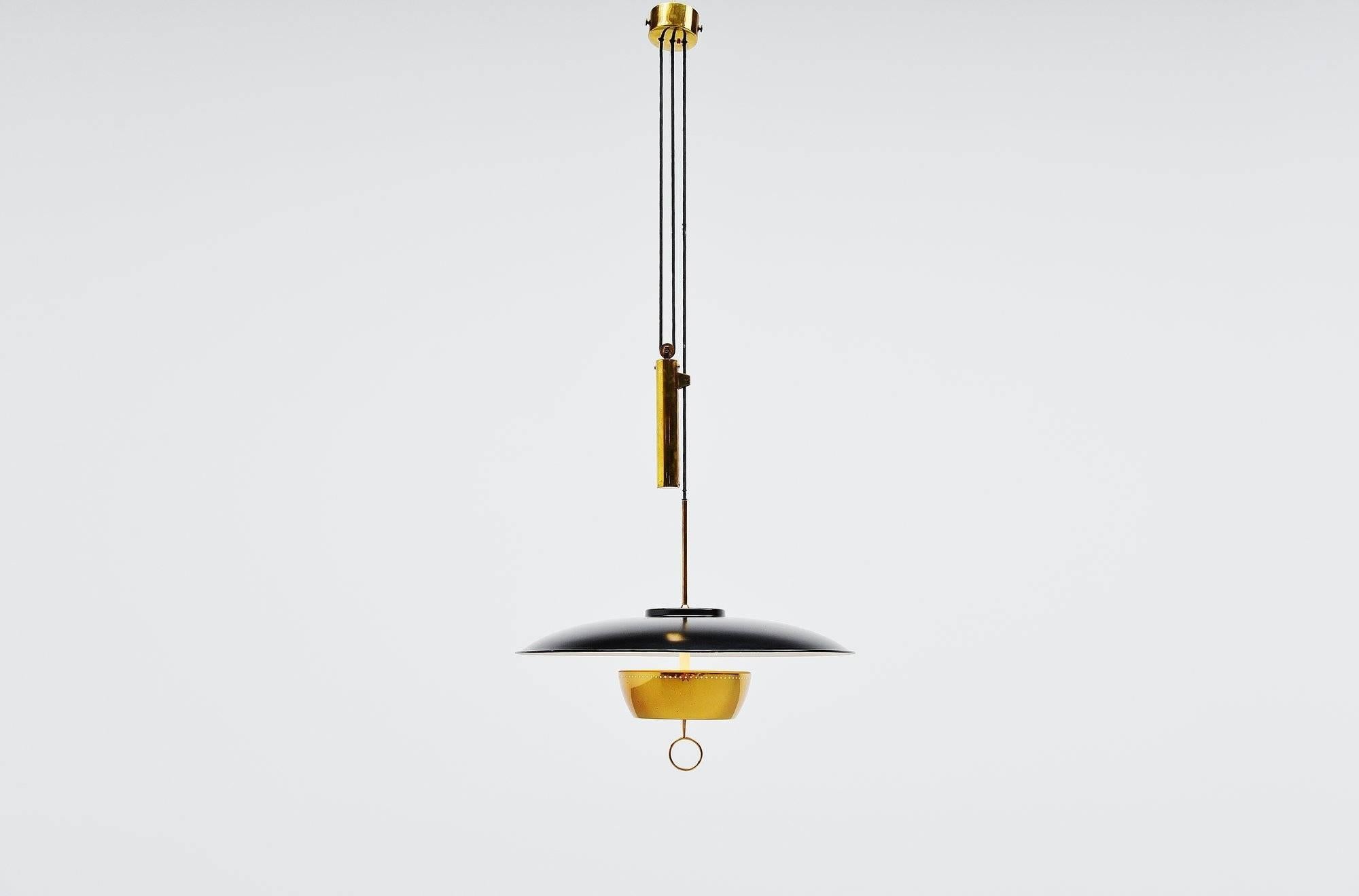 Very nice and impressive large balanced chandelier model A5011 designed by Gaetano Sciolari and manufactured by Stilnovo, Italy 1952. This is for one of the nicest Stilnovo lamps manufactured. A counter balance light designed into perfection with
