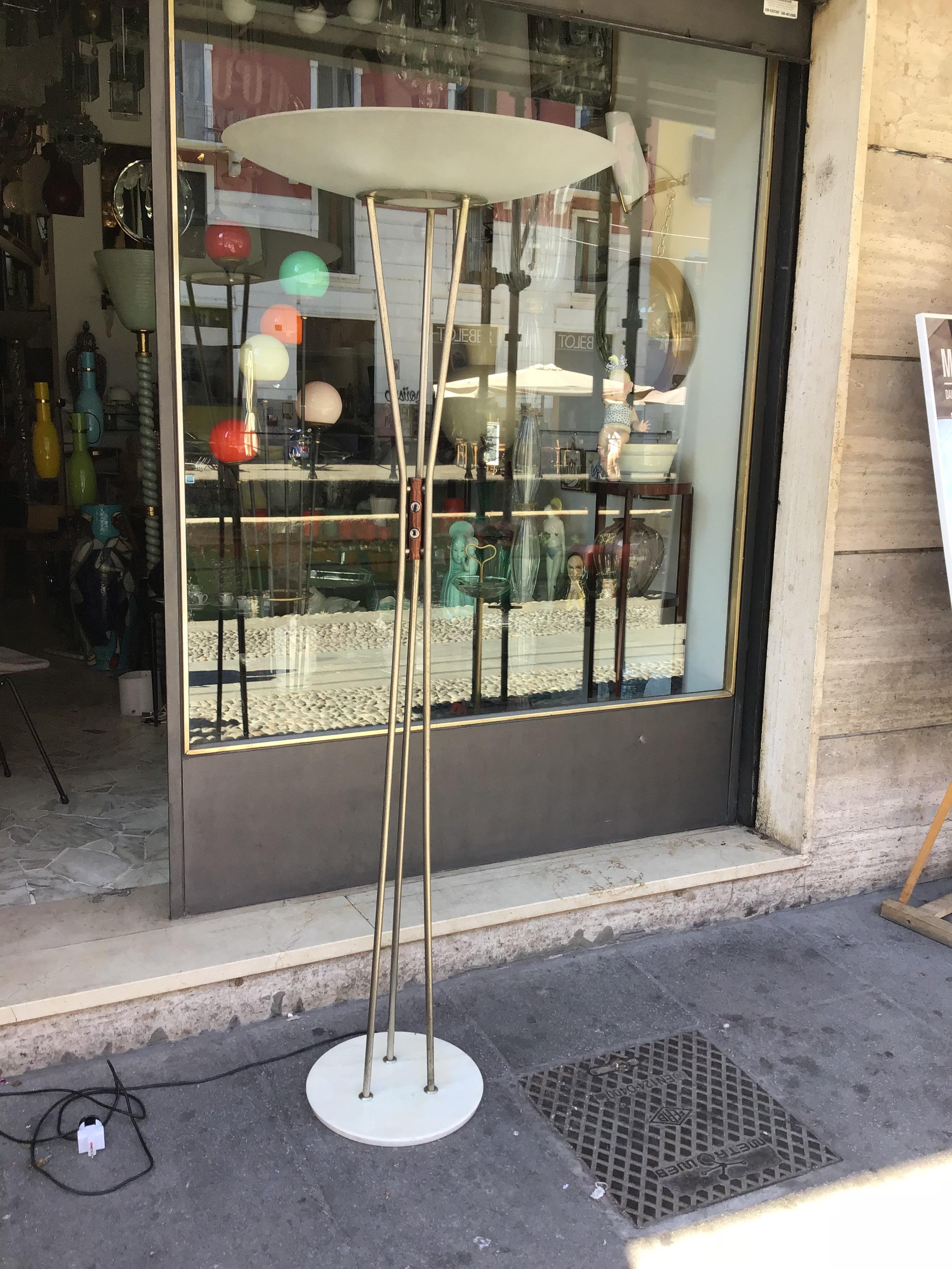 STILNOVO - GAETANO SCOLARI .
Exceptionnel lampadaire Stilnovo, Gaetano Scolari, modèle no. 4075, base en marbre, laiton.
Marchio stilnovo impresso sul metallo .