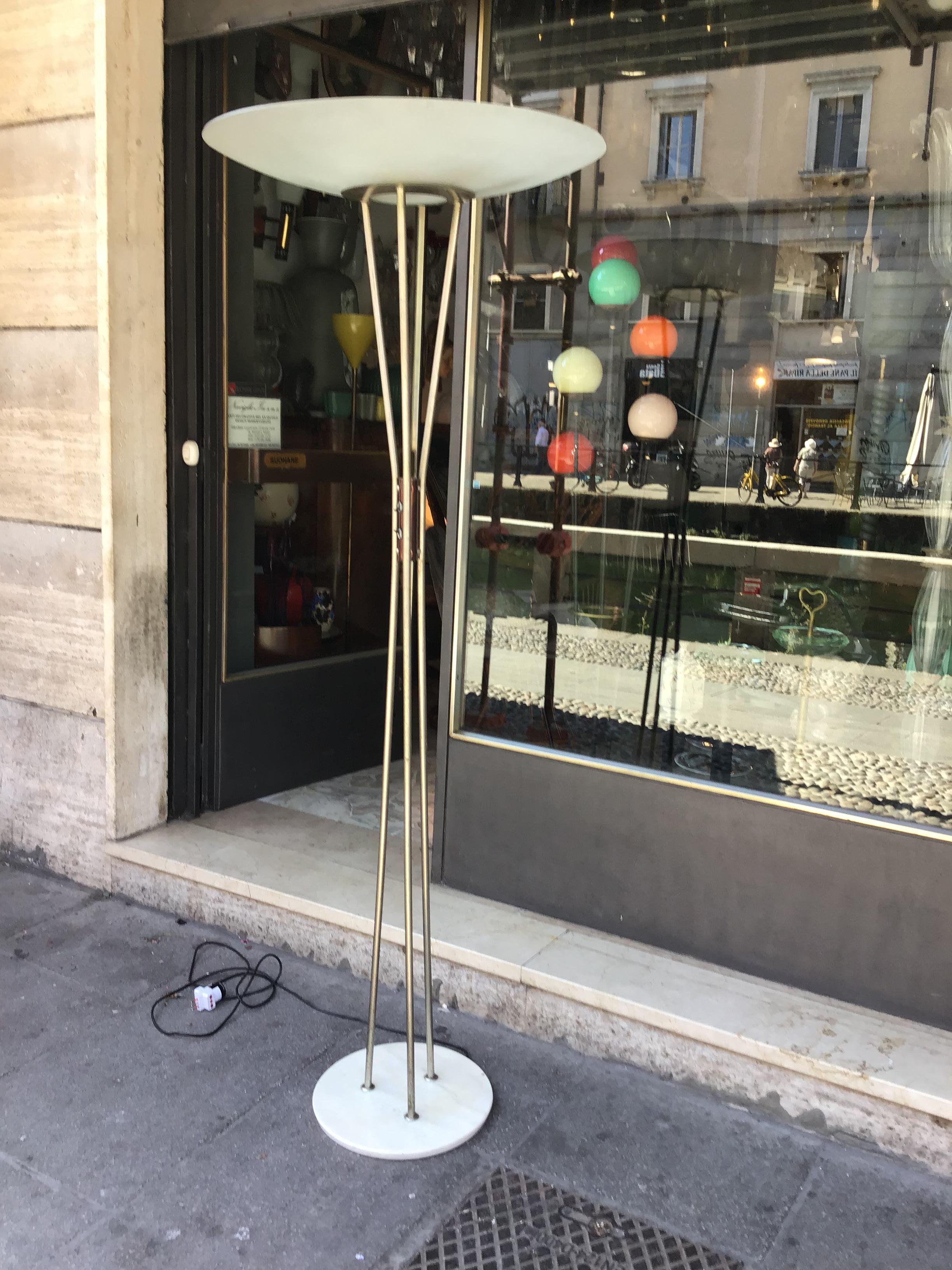 italien Lampadaire 'Gaetano Sciolari', modèle 4075, base en marbre et niche en ottone en vente