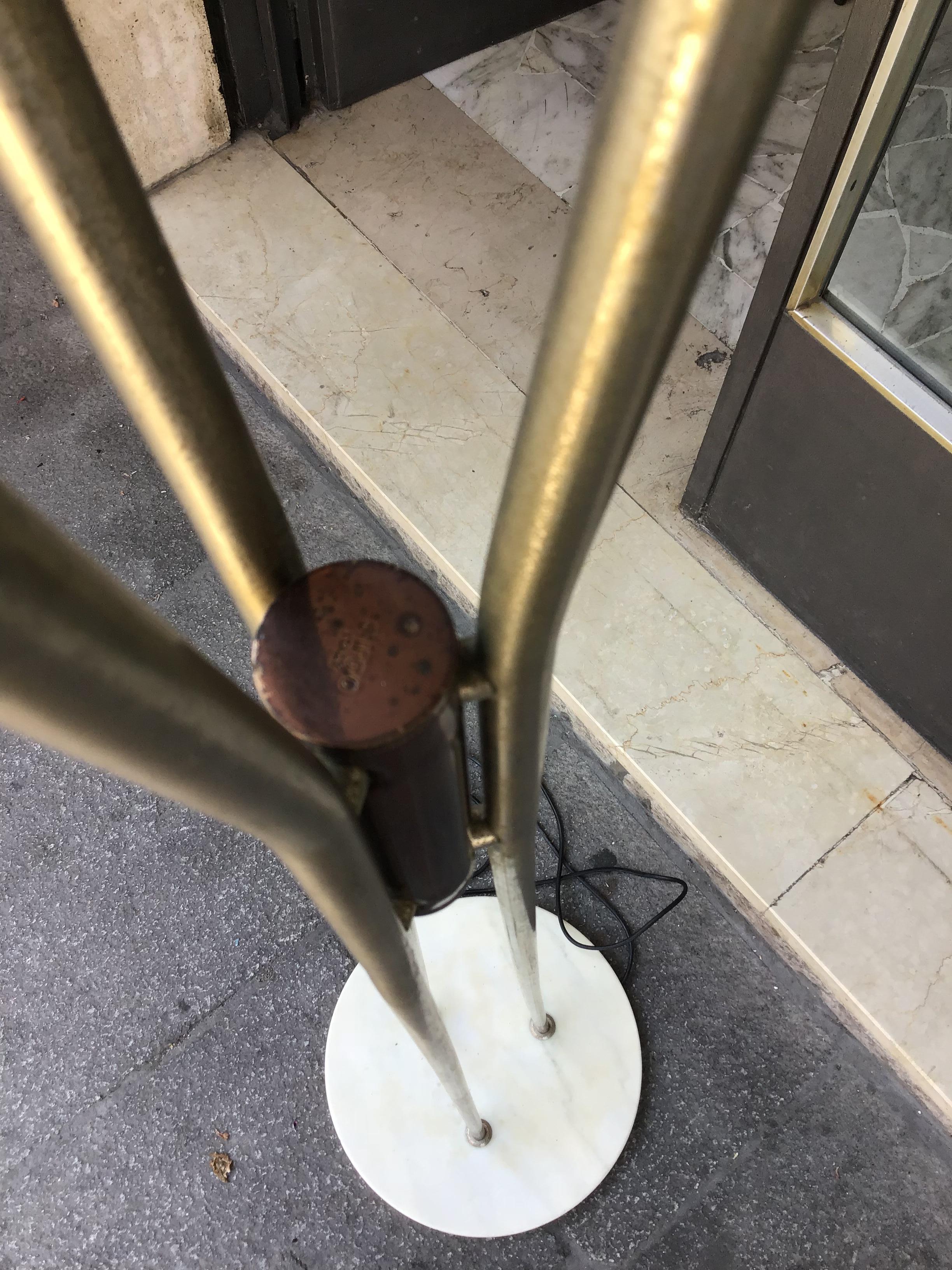Marbre Lampadaire 'Gaetano Sciolari', modèle 4075, base en marbre et niche en ottone en vente