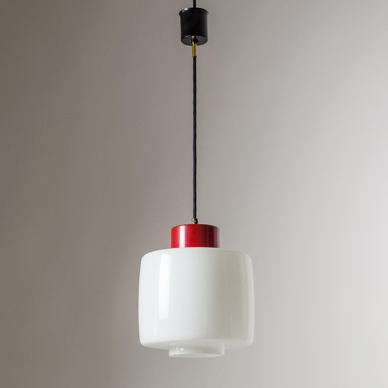 Classic modernist Stilnovo pendant from the 1950s. The blown glass has a total of four layers, alternating between clear and white casing, and a red lacquered 'cap' which houses the original E27 socket with new textile wiring. Drop height is
