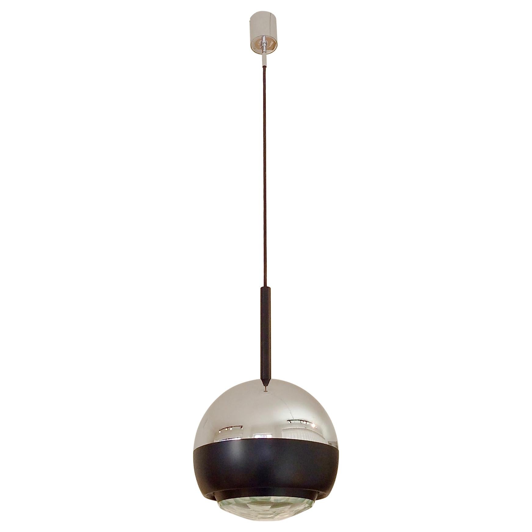 Stilnovo pendant lamp mod. 1230, circa 1960, Italy.
Faceted polished glass, black enameled metal, chromed steel.
One bulb of 40 W.
Dimensions: 112 cm height, 25 cm diameter.
Literature: Stilnovo, Apparecchi per l'Illuminazione, Luminaire-Moderniste