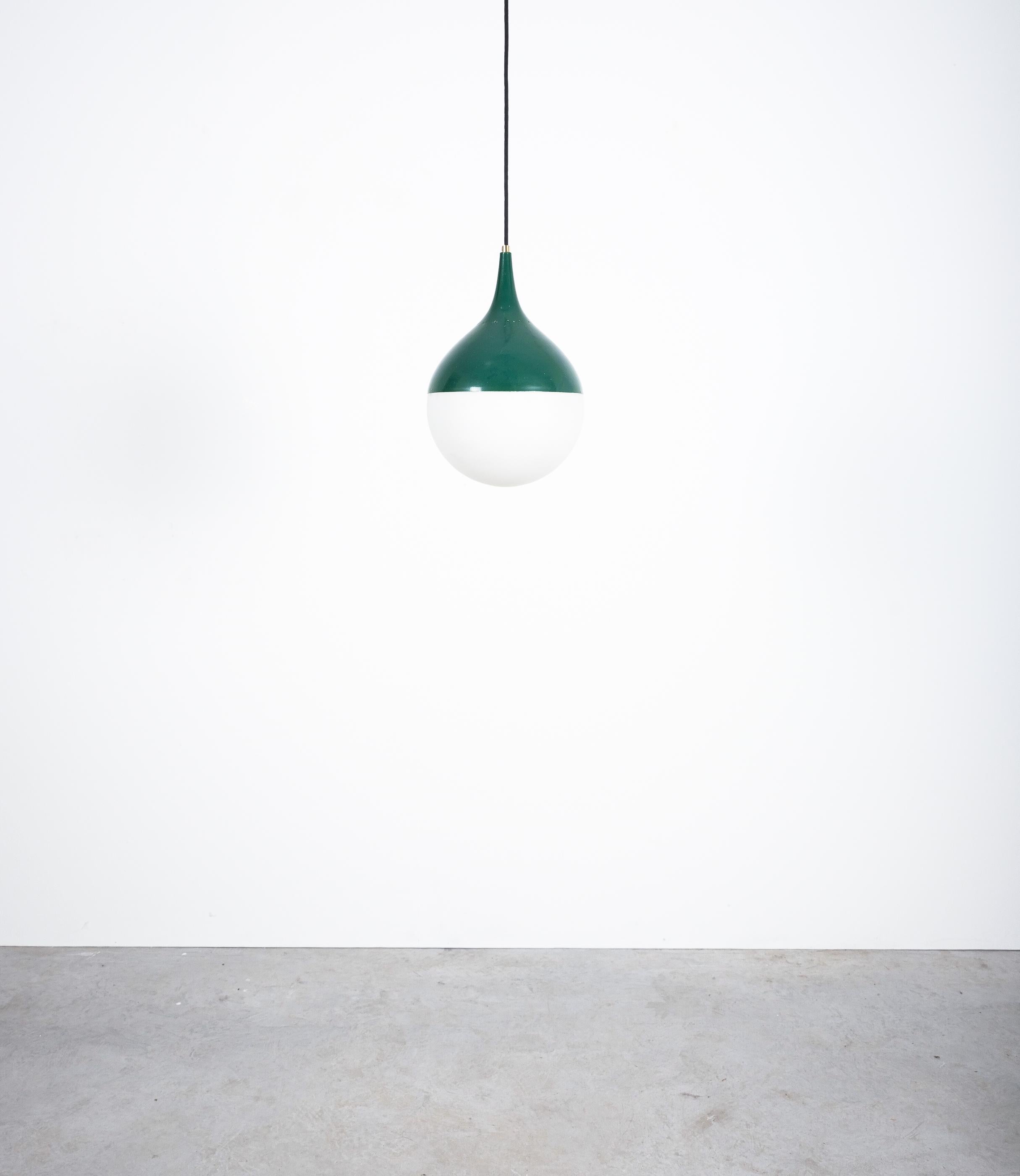 Stilnovo pear-shaped ball pendant satin glass, Italy, circa 1950

Dark green suspension light by the Italian brand Stilnovo. Beautiful pendant light with a lacquered trumpet-shaped aluminum head. It's in good to very good condition, some little