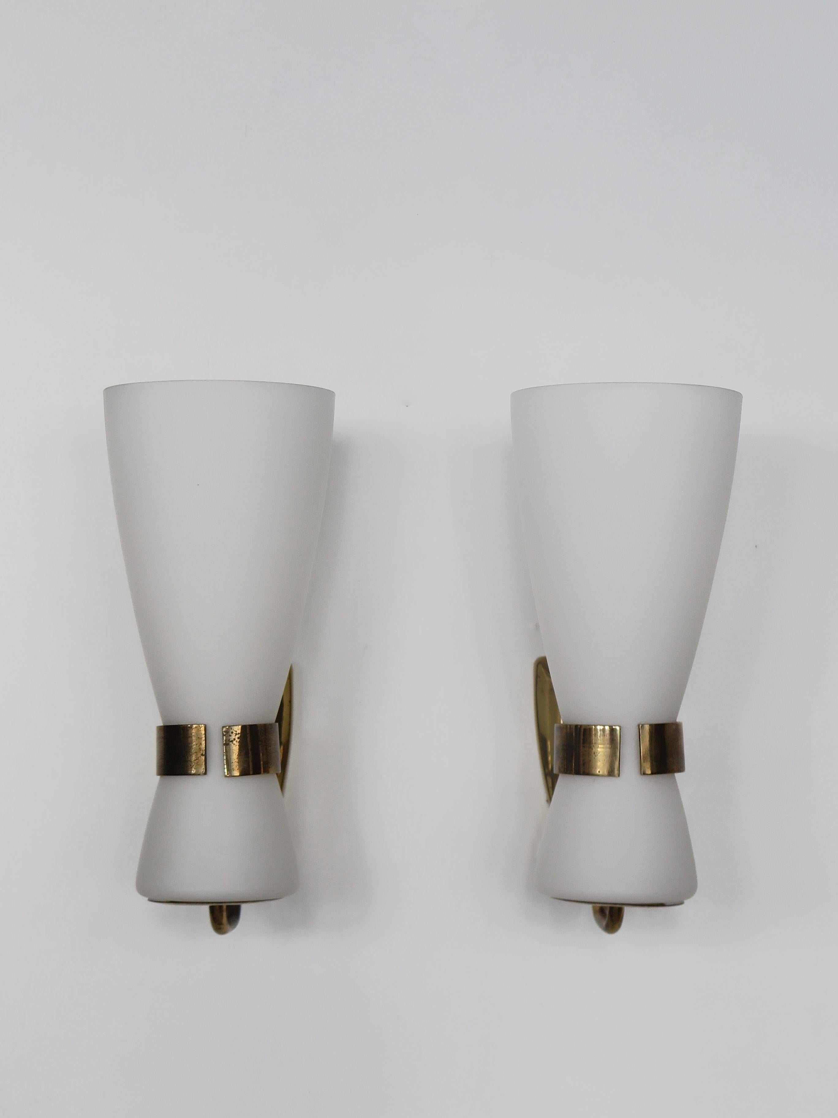Stilnovo Italian Brass Glass Midcentury Sconces Wall Lights 1950s In Good Condition For Sale In Reggio Emilia, IT
