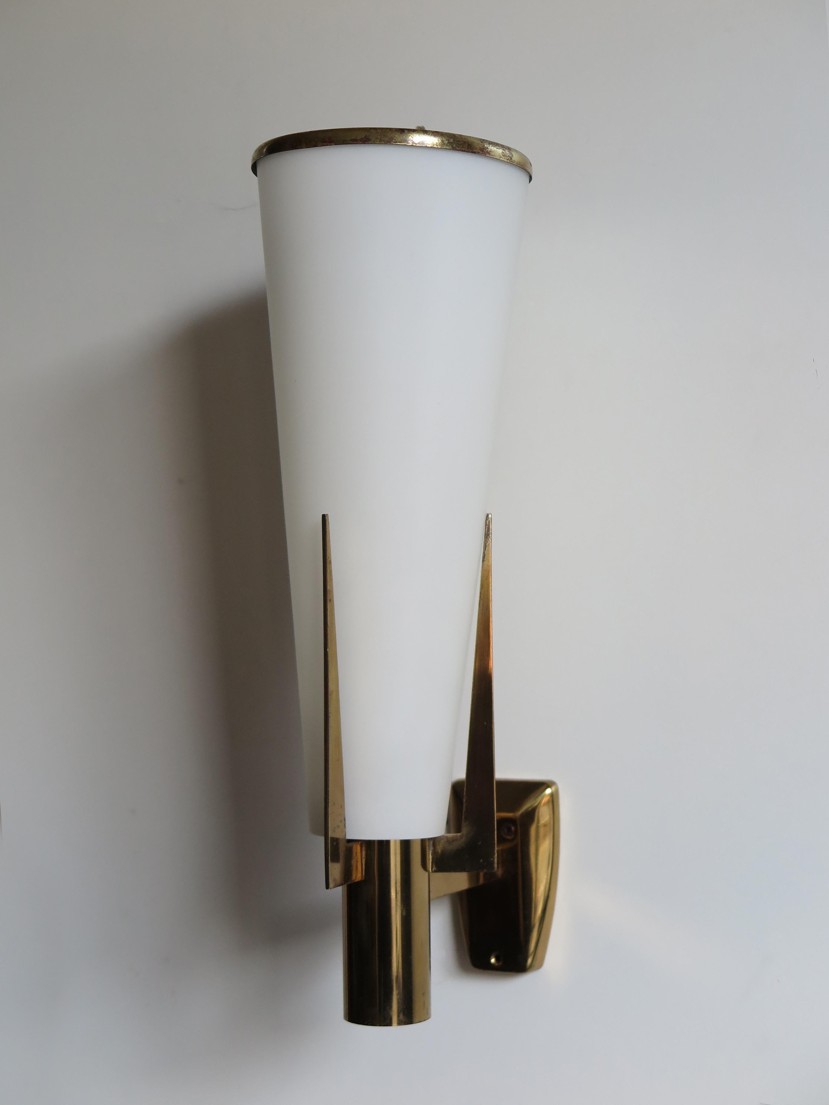 Italian big wall lamp sconce model “2021/1” produced by Stilnovo,
brass structure and satin glass diffuser, Stilnovo Italy engraved on the structure and original manufacturer label, 1960s.

Bibliography: Stilnovo production catalog n. 10, p.