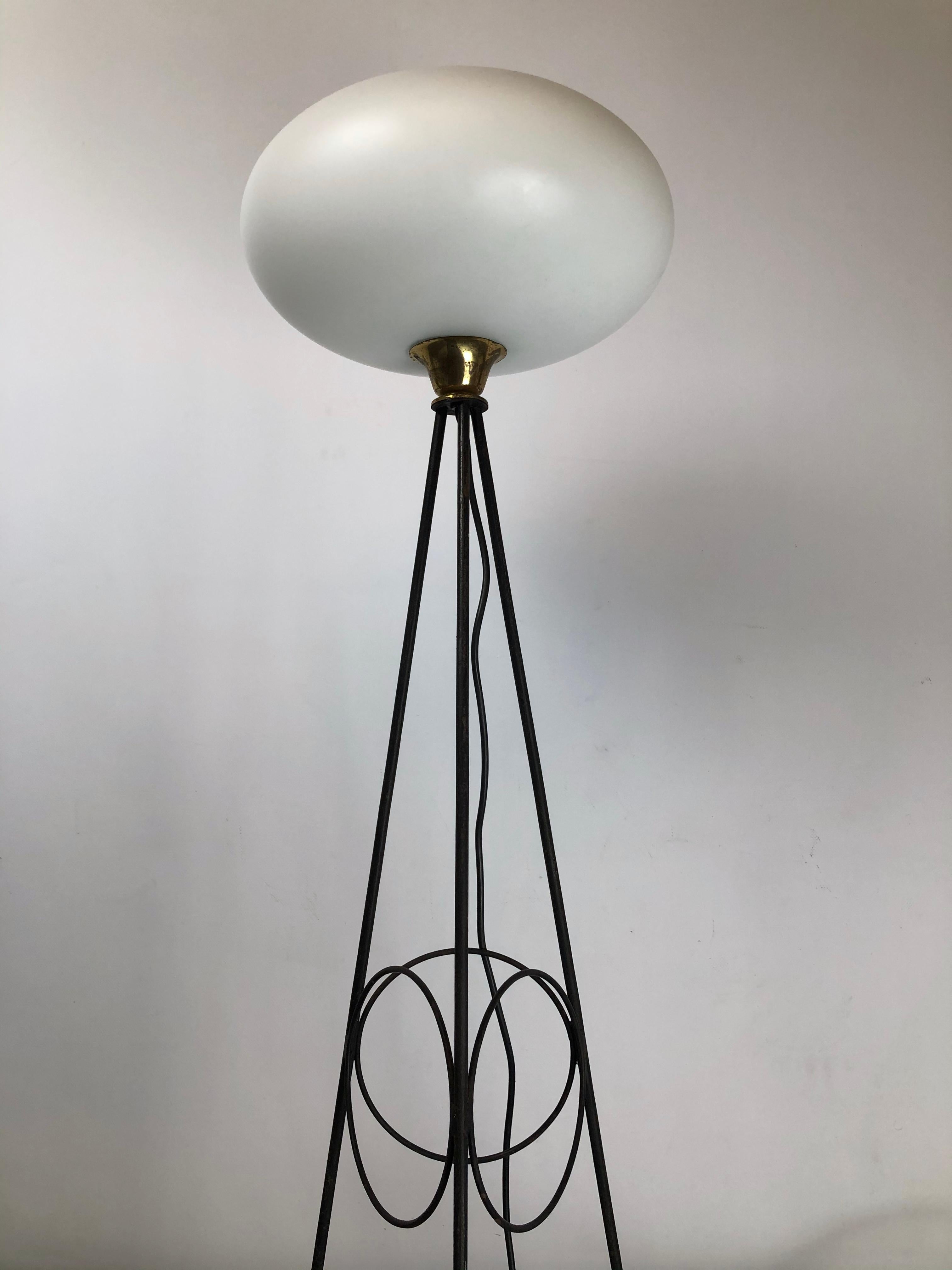 Stilnovo, lampe tripode italienne en laiton, laque et verre opalin triplex, années 50 en vente 9