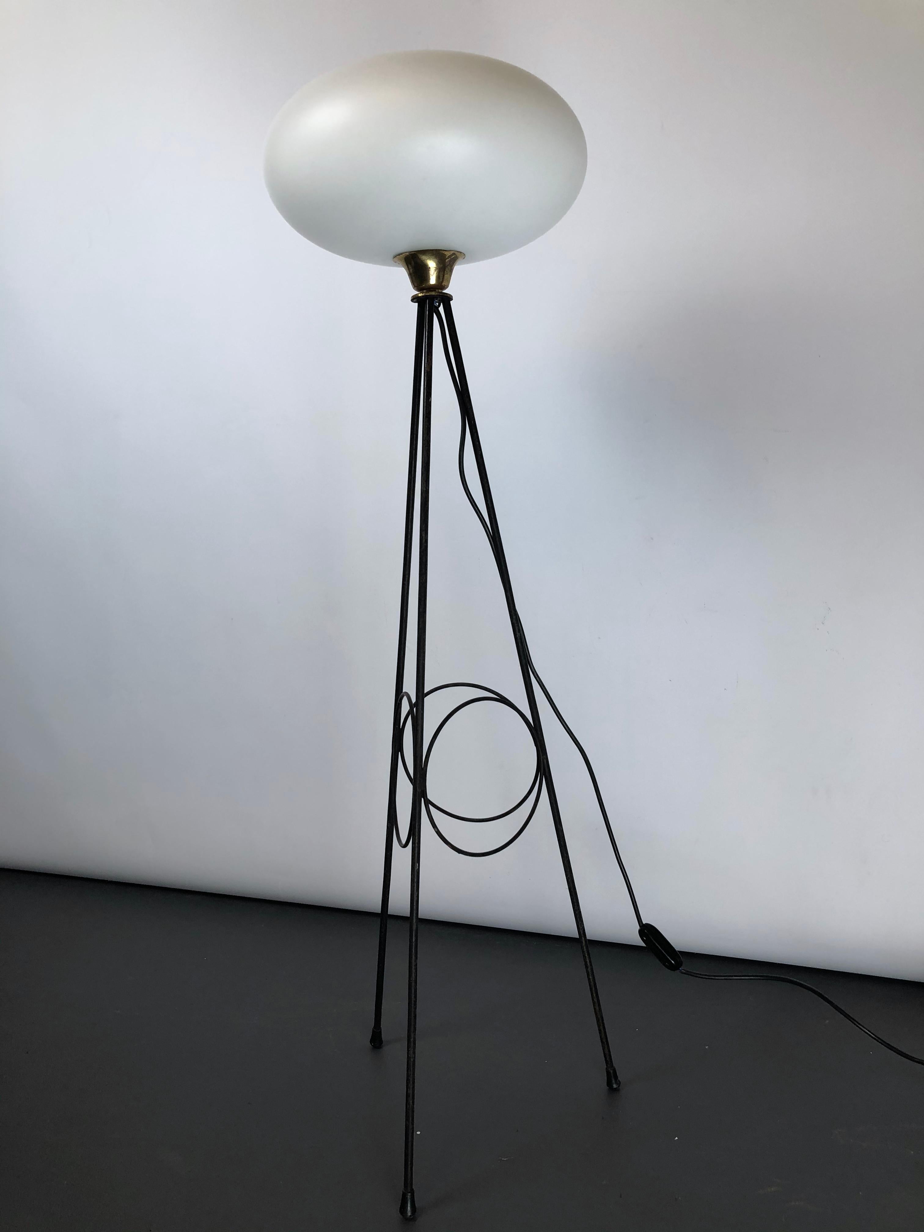 Stilnovo, Italian Brass, Lacquer and Triplex Opaline Glass Tripod Lamp 50s For Sale 11