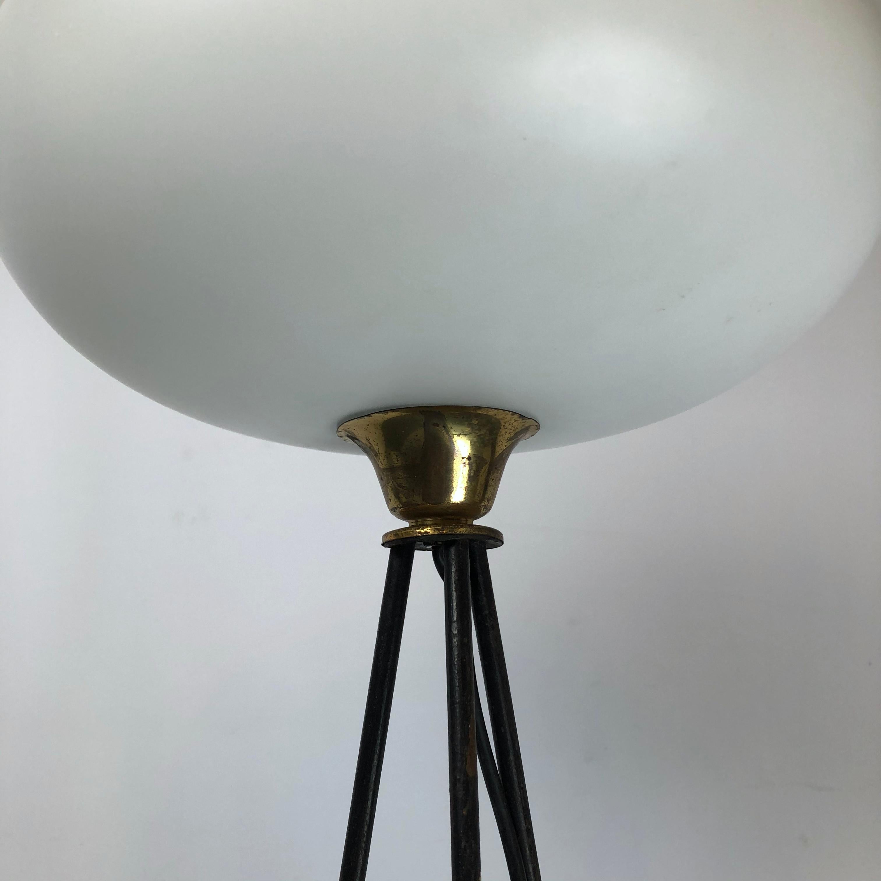 Stilnovo, lampe tripode italienne en laiton, laque et verre opalin triplex, années 50 en vente 13