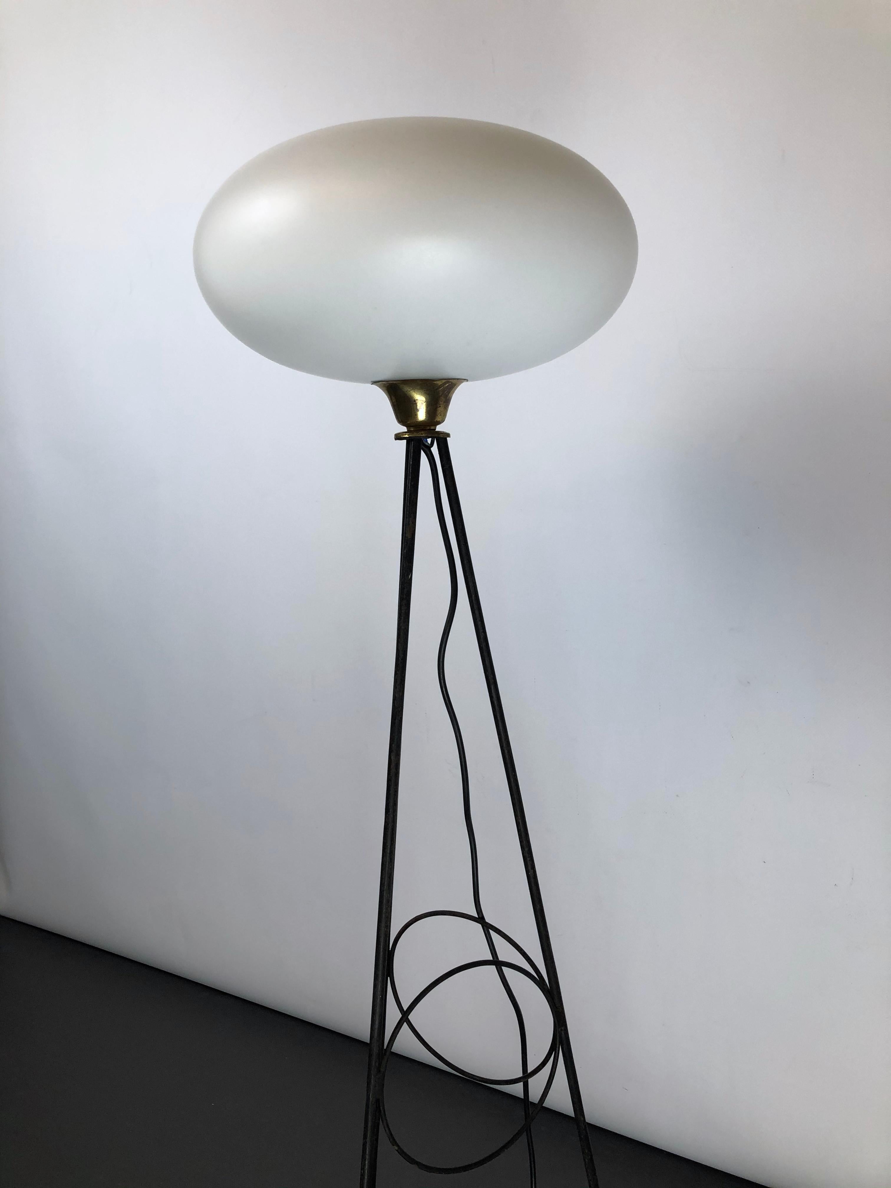 Stilnovo, Italian Brass, Lacquer and Triplex Opaline Glass Tripod Lamp 50s For Sale 4