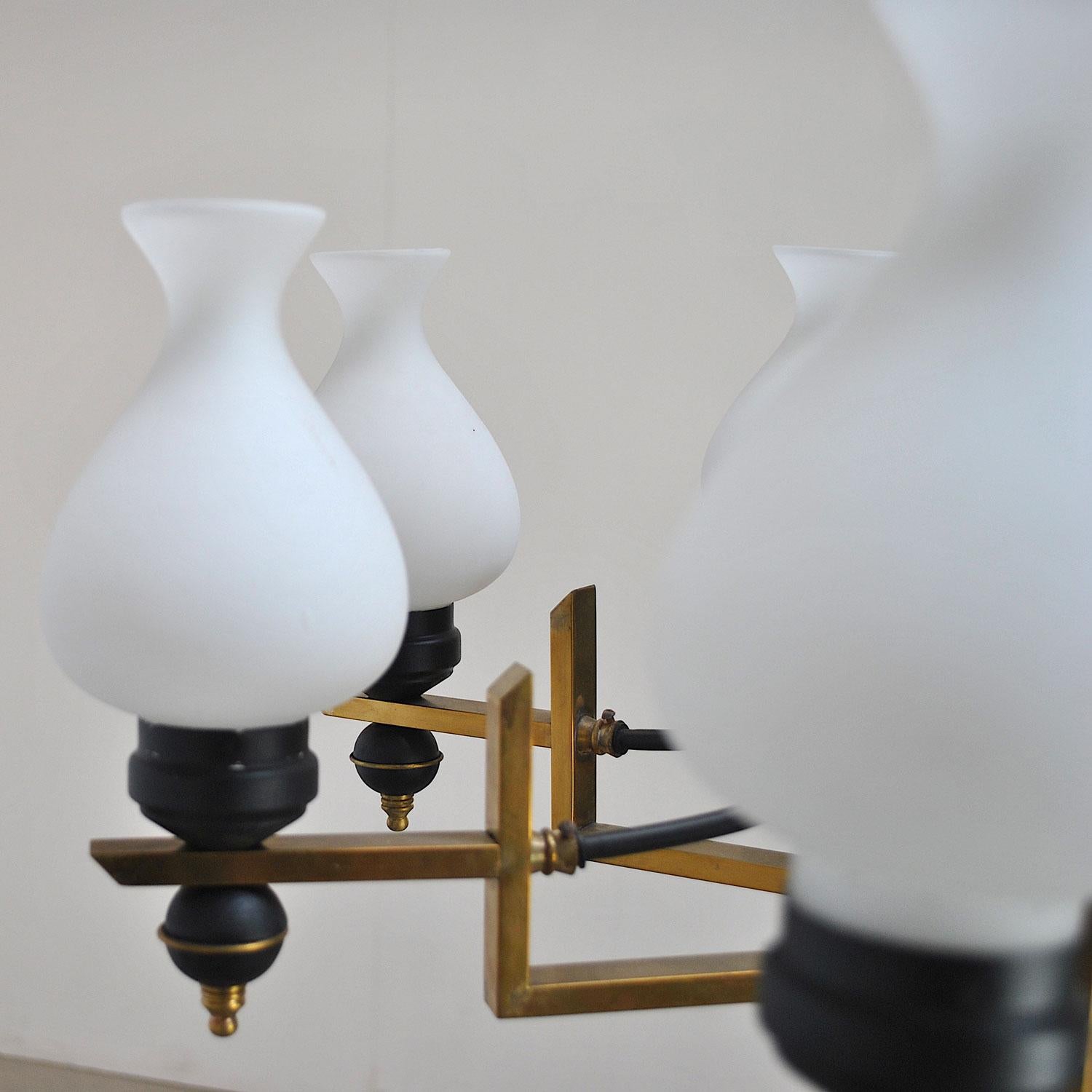 Lampadario Stilnovo in stile secolo italiano in ottone e opalina in vendita 3