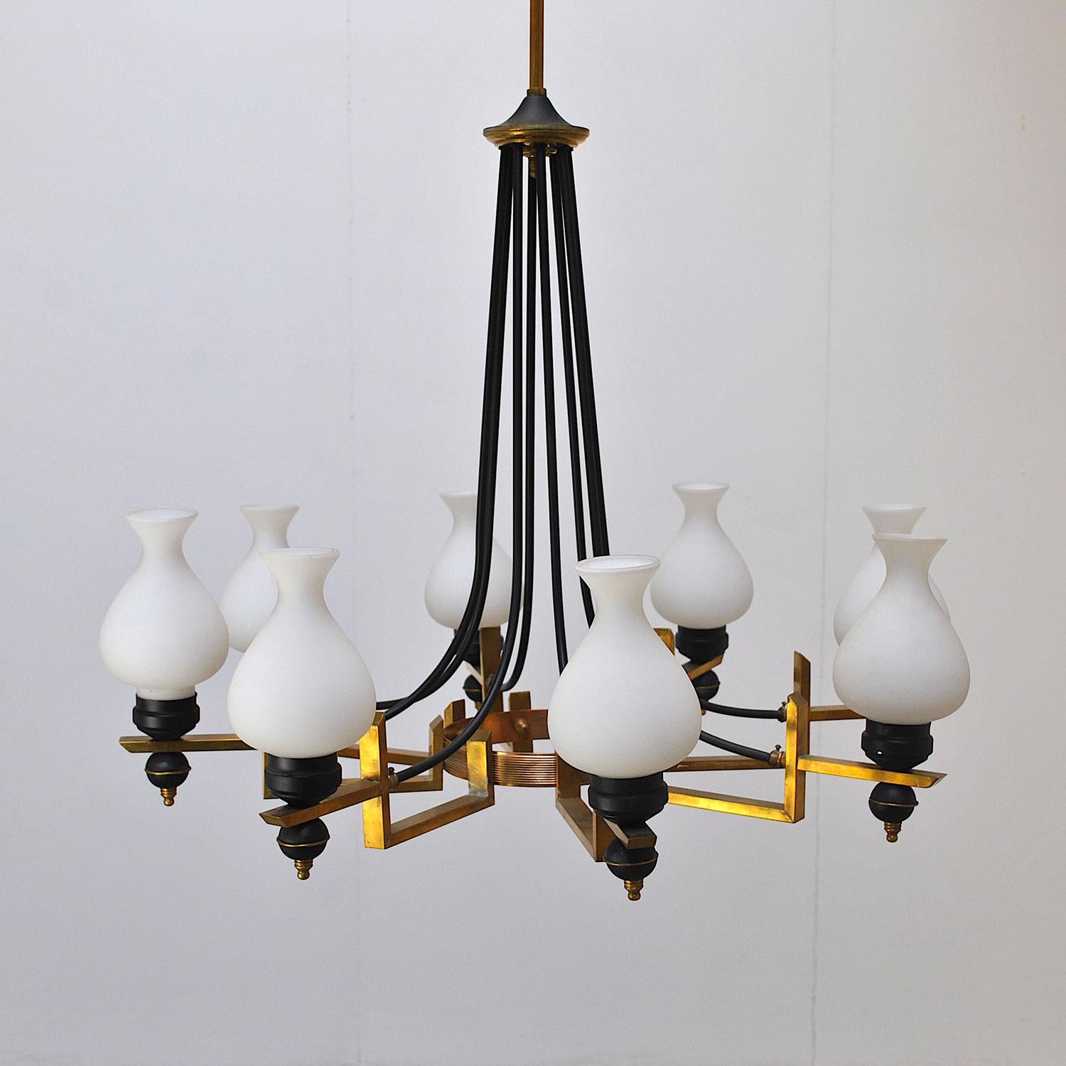 Lampadario di produzione italiana degli anni '50 con otto parti opaline e struttura in ferro e ottone.
Stilnovo è stata fondata a Milano da Bruno Gatta, il cui padre, Dino, aveva precedentemente lavorato al fianco di Camillo Olivetti - con cui si