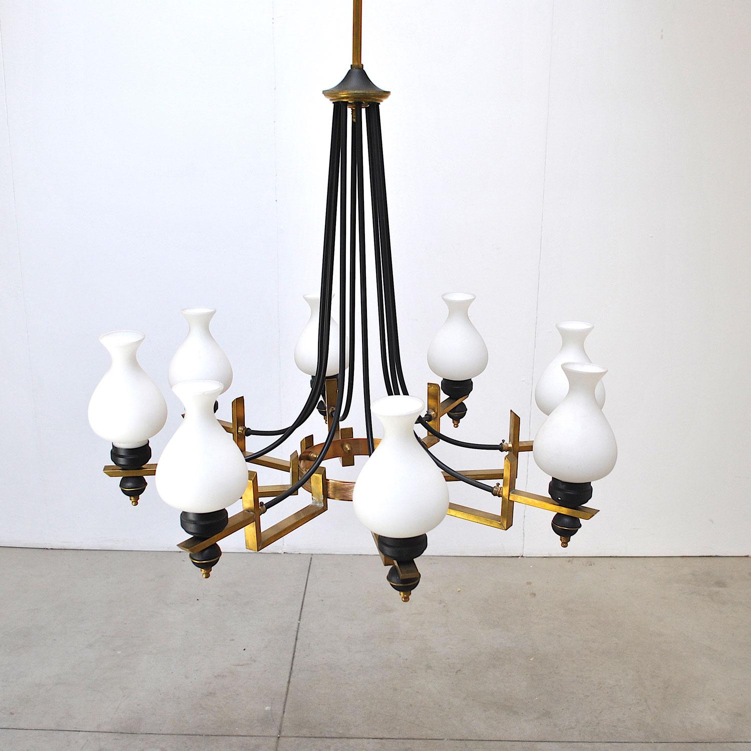 Stilnovo in the Manner Italian Century Chandelier in Brass and Opaline In Good Condition For Sale In bari, IT
