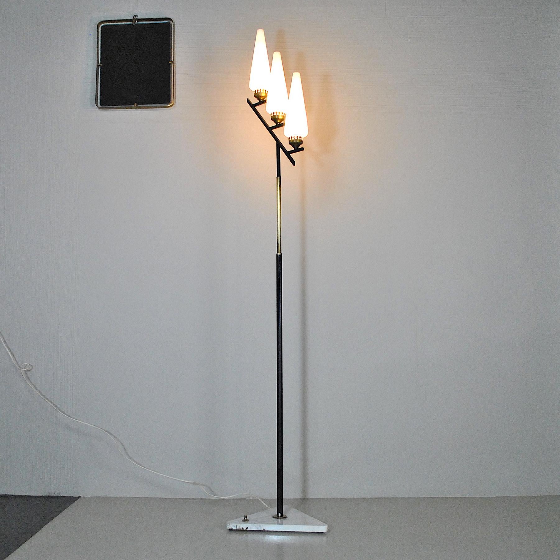 Stilnovo Italian Midcentury Floor Lamp in Brass and Opaline from the 1950s For Sale 5
