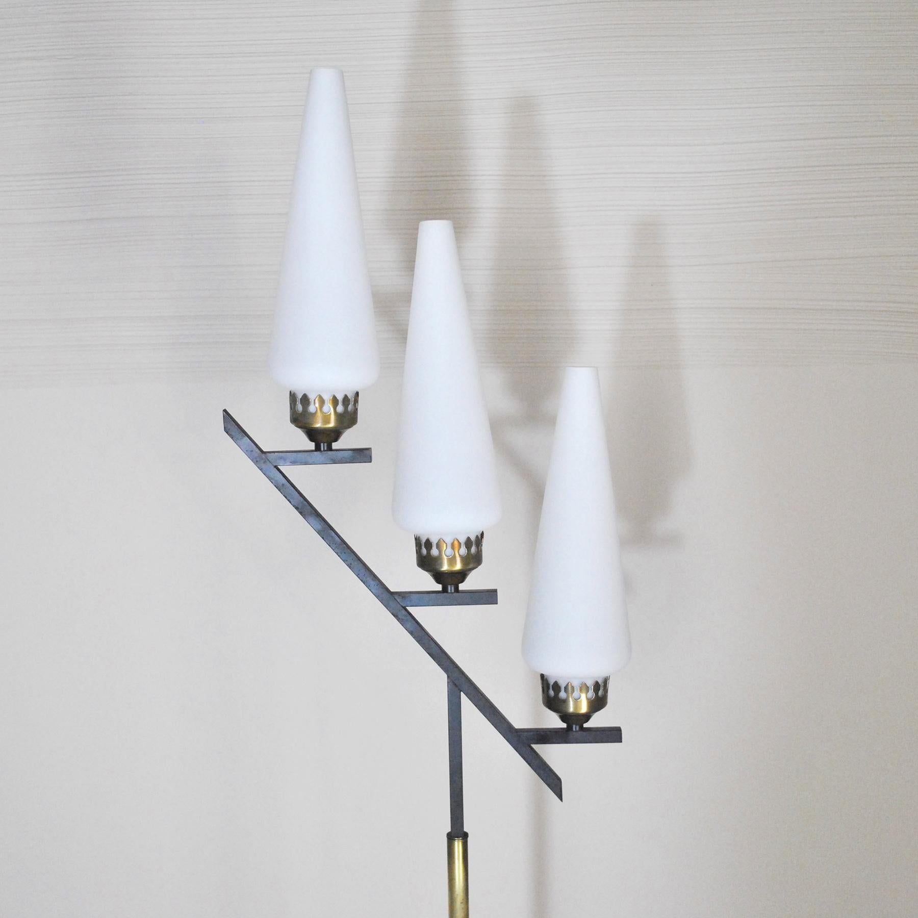 Stilnovo Italian Midcentury Floor Lamp in Brass and Opaline from the 1950s In Good Condition For Sale In bari, IT