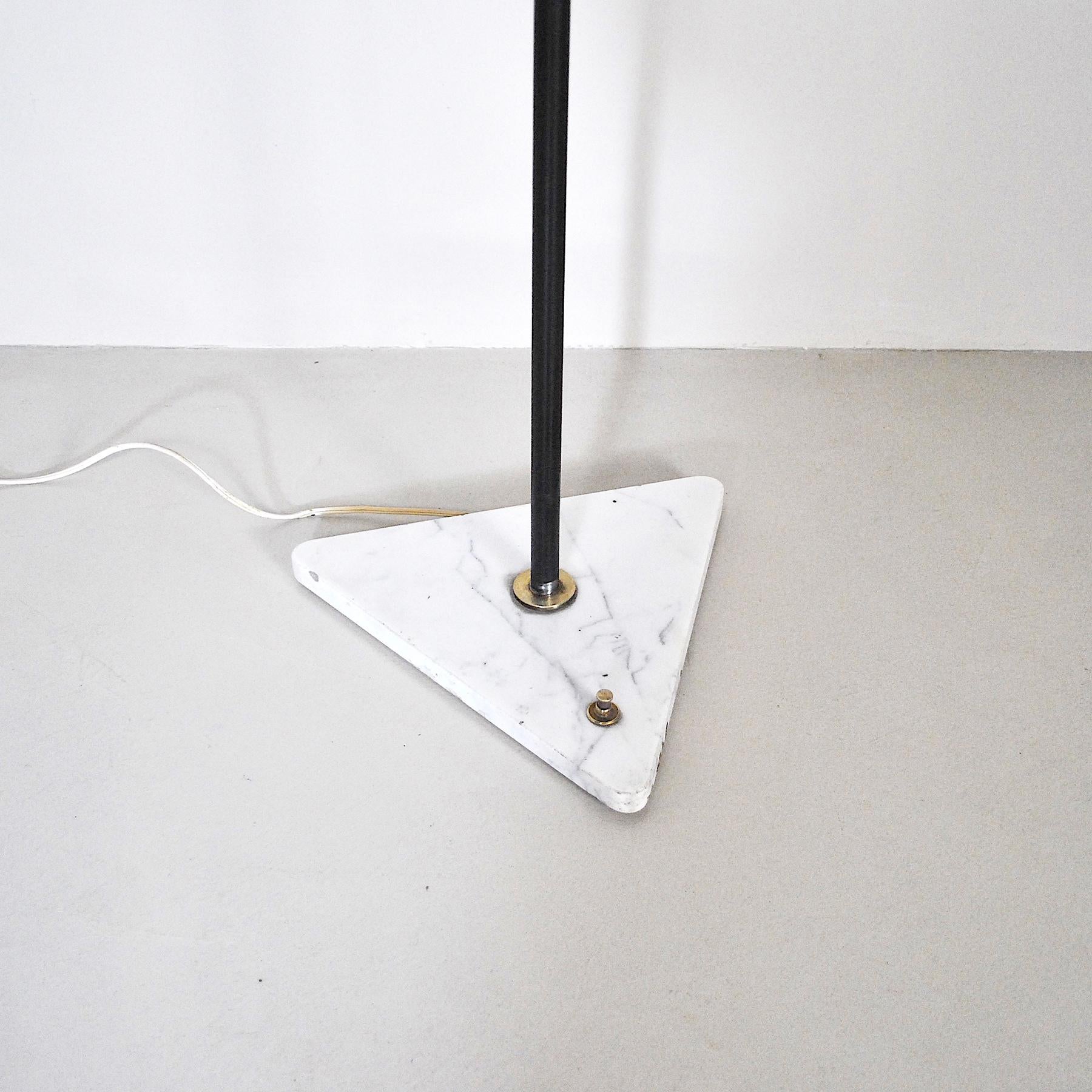 Stilnovo Italian Midcentury Floor Lamp in Brass and Opaline from the 1950s For Sale 1