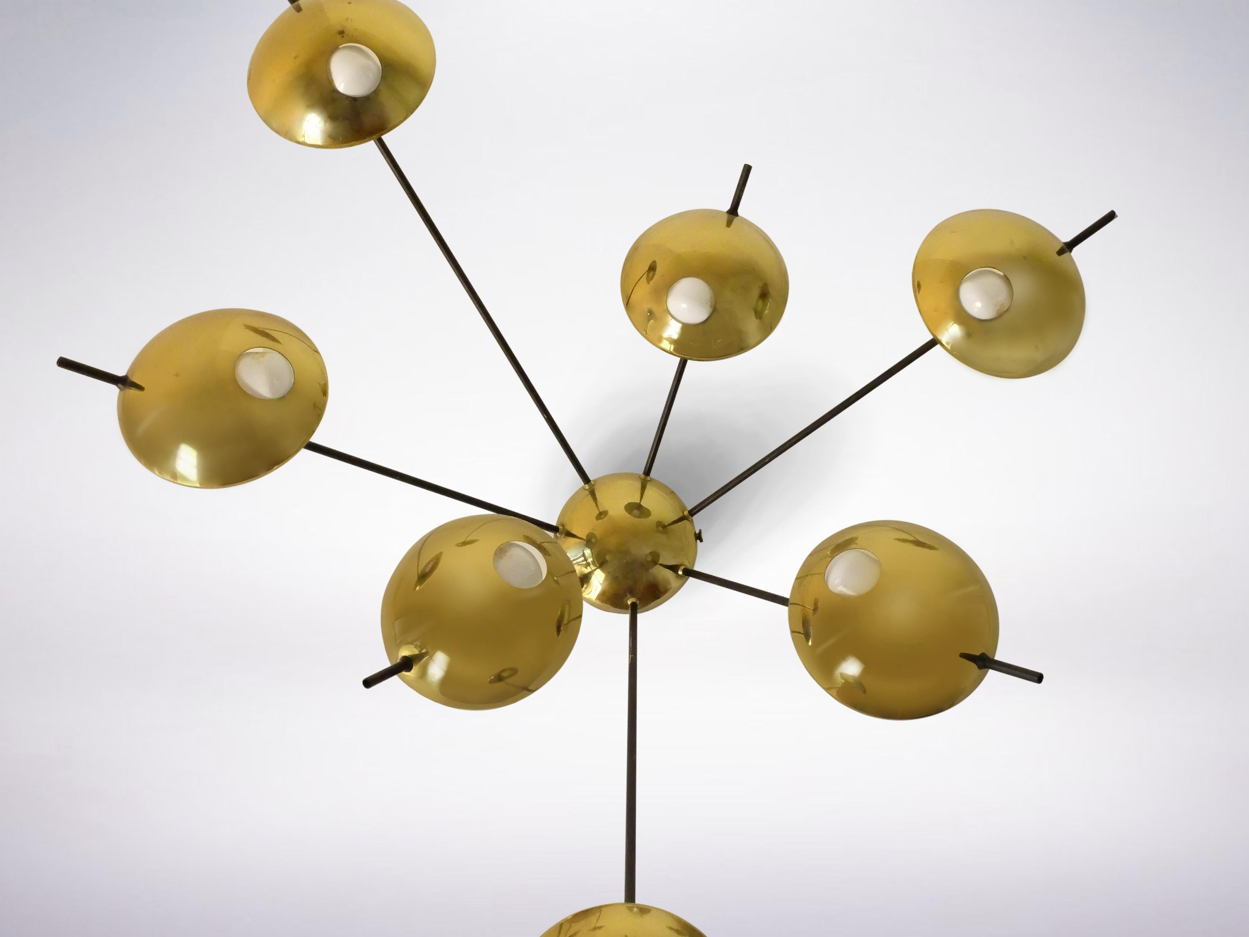 Original Stilnovo Applique, model 1036 created around the 1950s in Italy.
The central fixture holds up 7 arms in tubular metal in black enamel, keeping in place at their ends polished brass hemispheres with their respective bulbs placed under