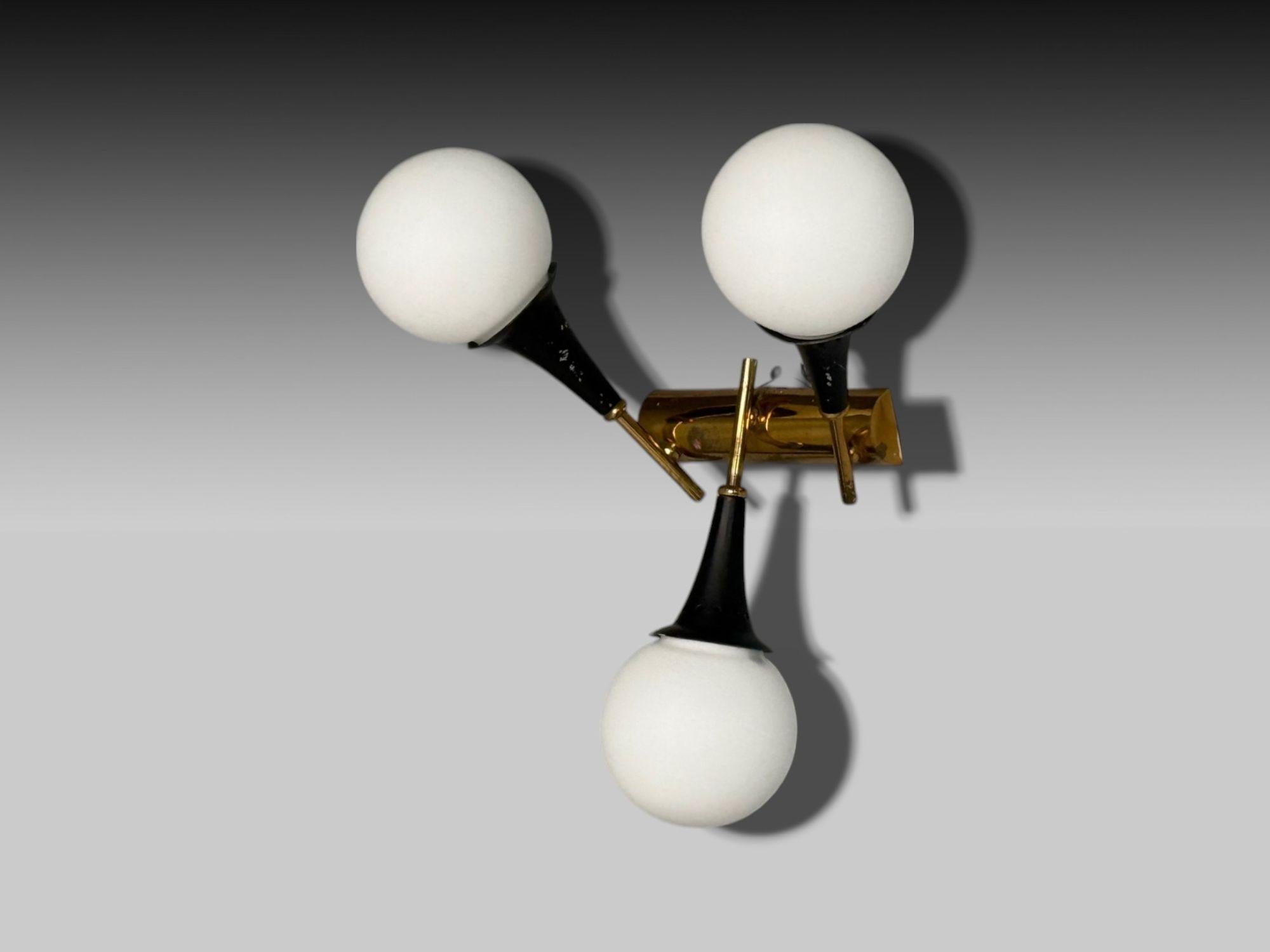 Stilnovo, Italian Mid-Century Modern, Three Light Sconces, Wall Lights, Brass, Painted Brass, Italy, 1950s

Pair of modern Italian wall sconces designed and produced by Stilnovo in the mid-20th century. This example features a combination of black