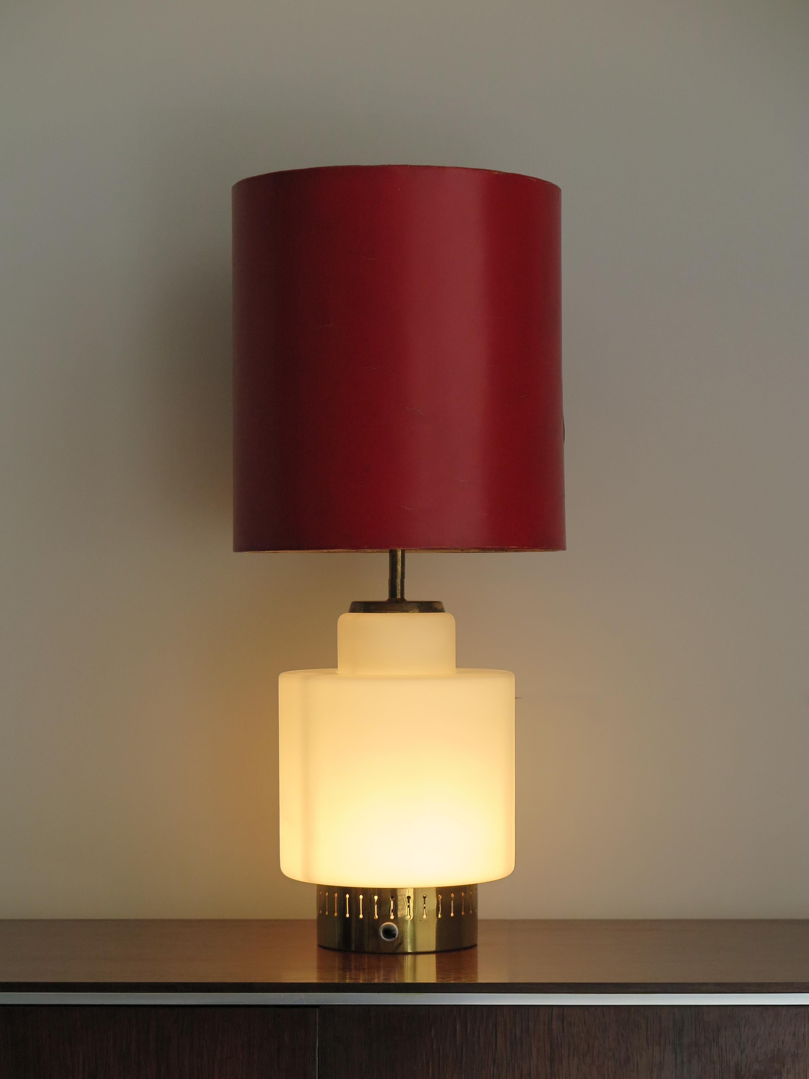 Stilnovo Italienische Mid-Century Modern Design-Tischlampe aus rotem Glas und Messing, 1950er Jahre (Moderne der Mitte des Jahrhunderts) im Angebot