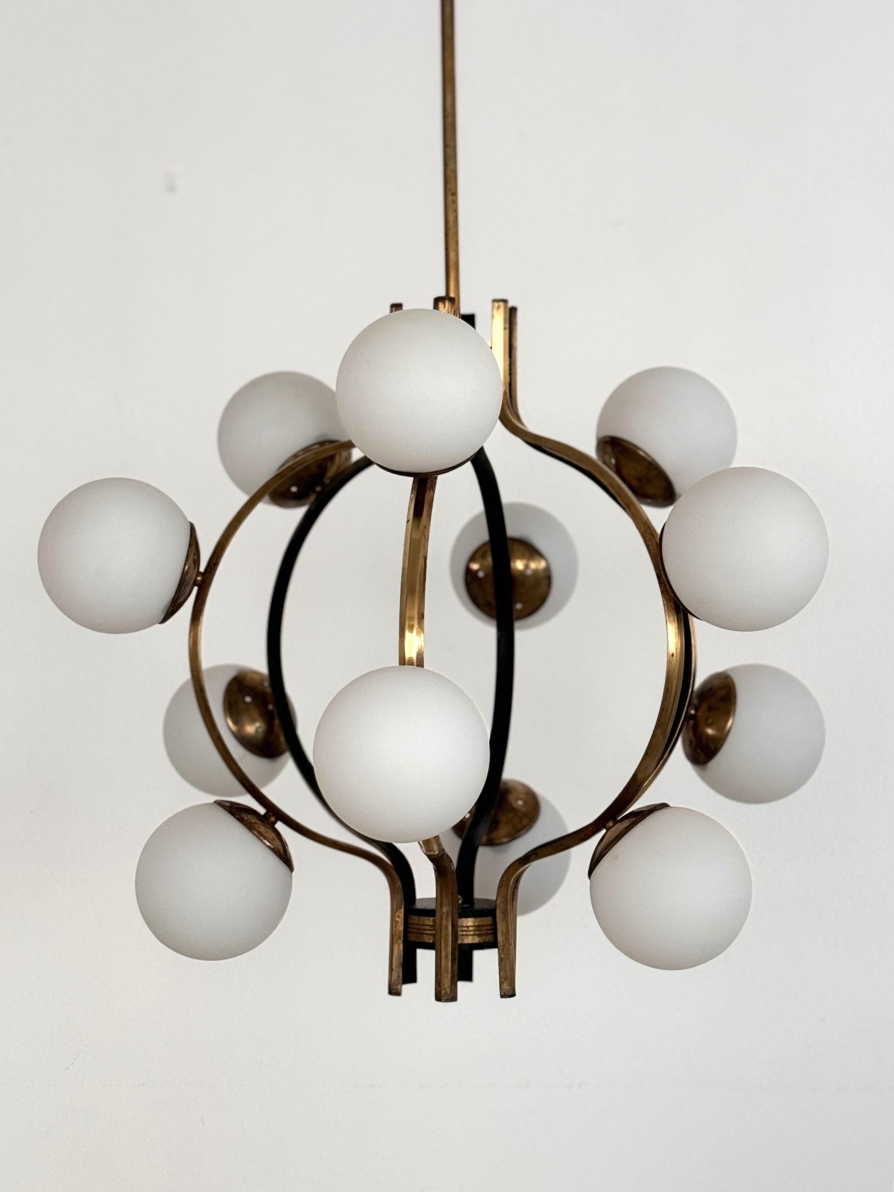 Lustre italien du milieu du siècle en laiton et verre opalin, Stilnovo, années 1950 en vente 3