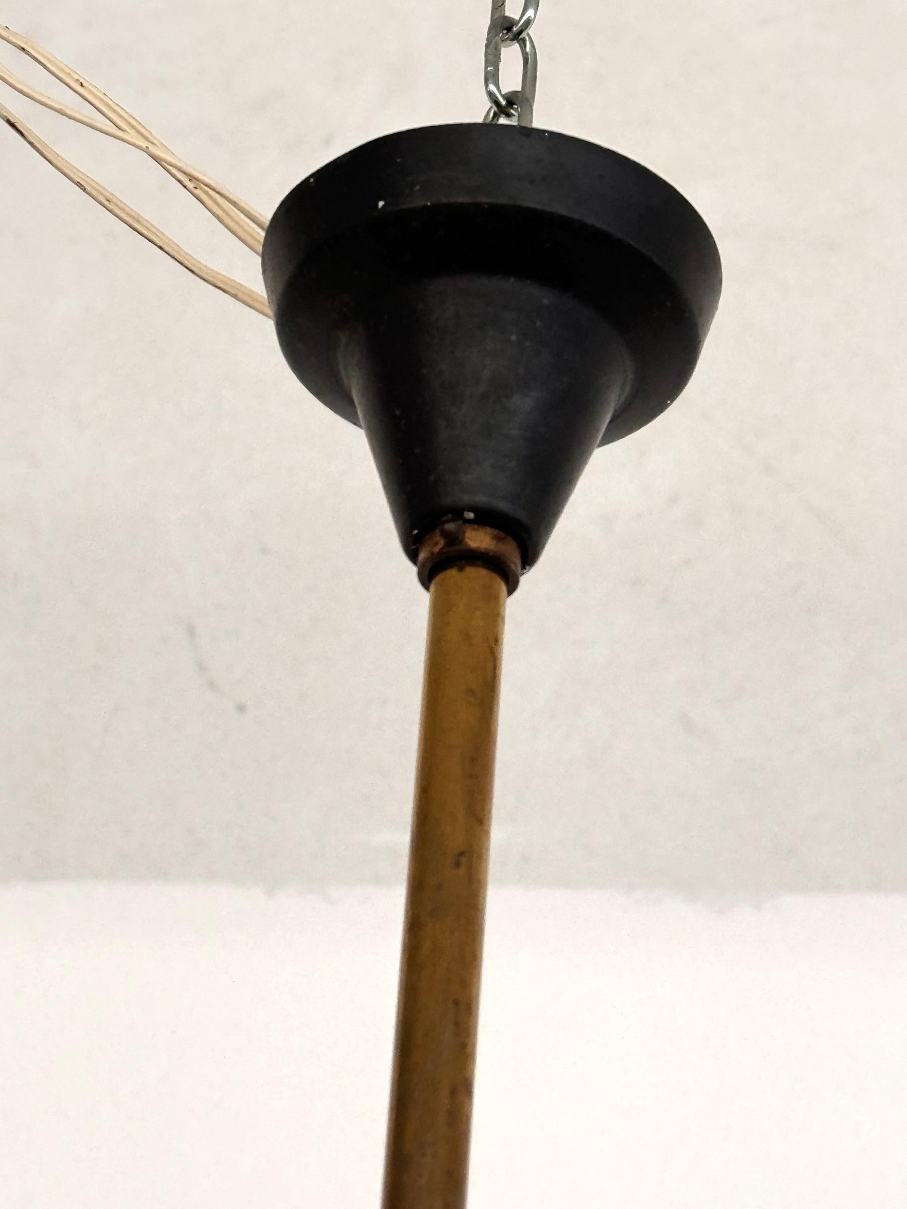 Lustre italien du milieu du siècle en laiton et verre opalin, Stilnovo, années 1950 en vente 5