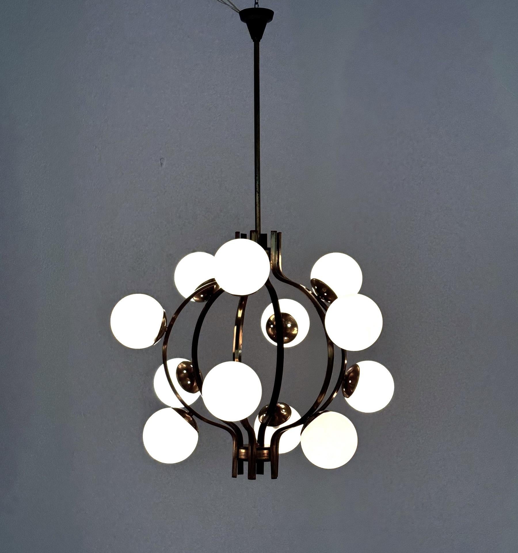 Mid-Century Modern Lustre italien du milieu du siècle en laiton et verre opalin, Stilnovo, années 1950 en vente