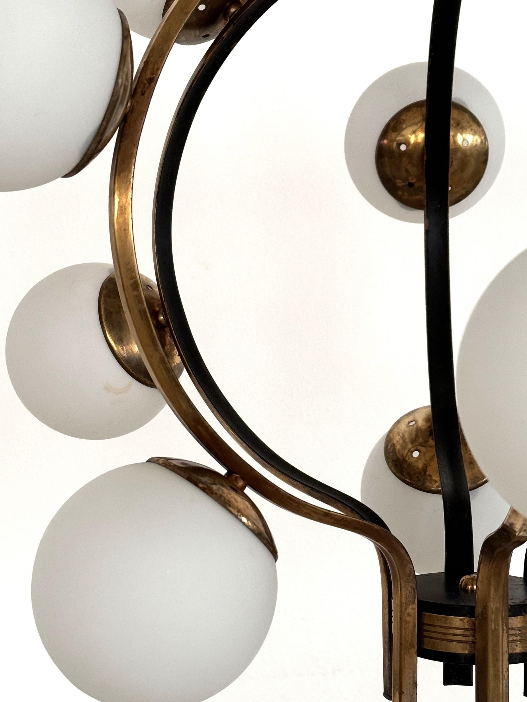 Fait main Lustre italien du milieu du siècle en laiton et verre opalin, Stilnovo, années 1950 en vente