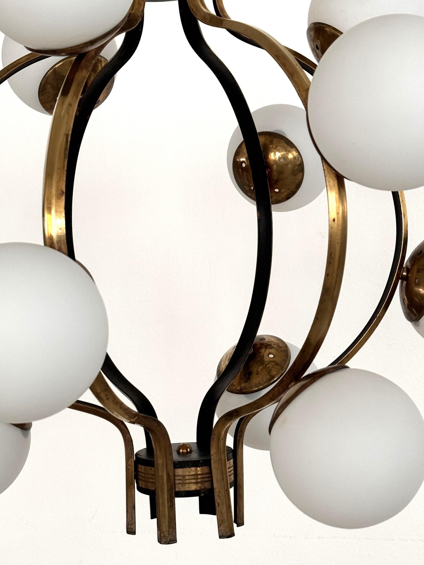 Milieu du XXe siècle Lustre italien du milieu du siècle en laiton et verre opalin, Stilnovo, années 1950 en vente