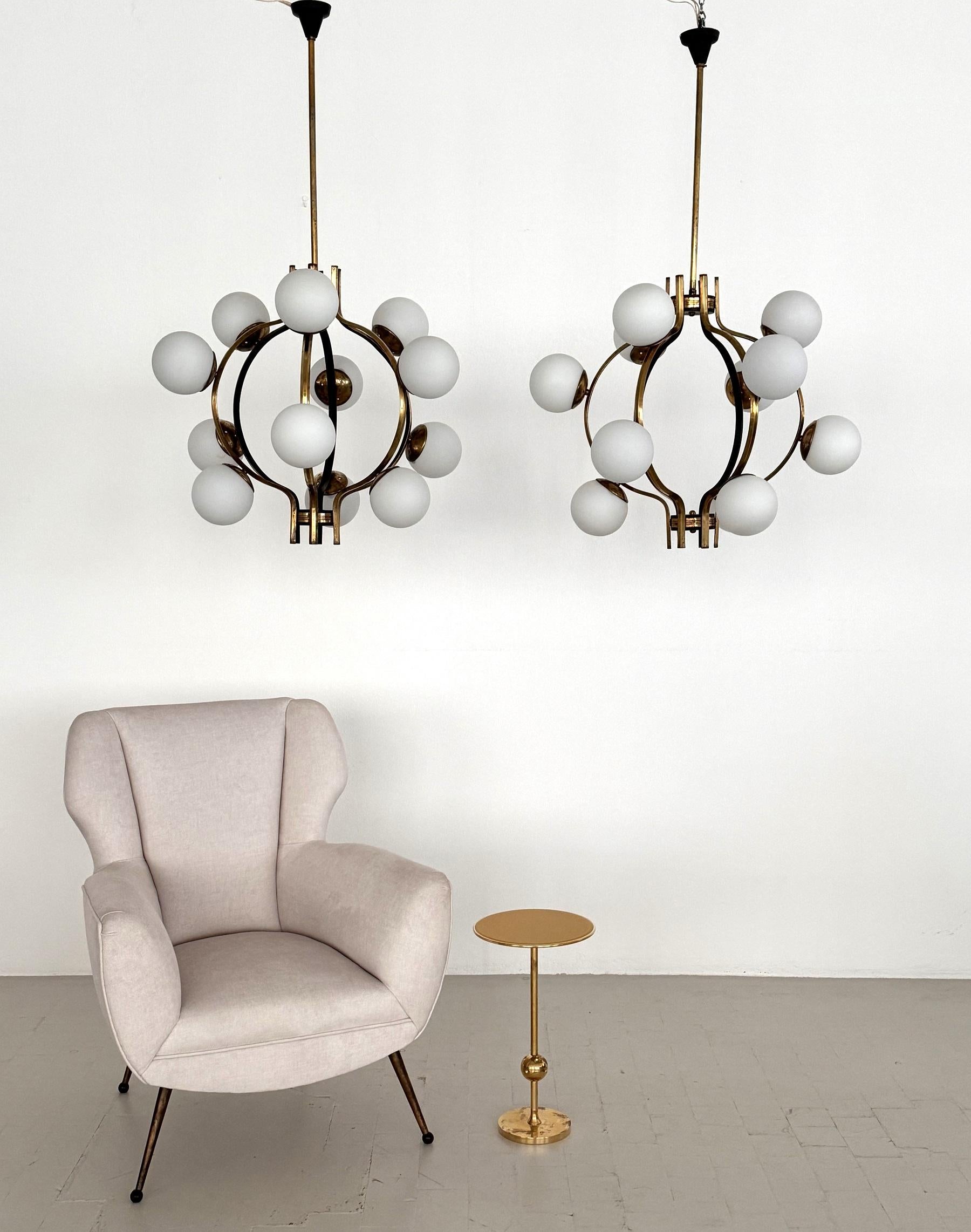 Laiton Lustre italien du milieu du siècle en laiton et verre opalin, Stilnovo, années 1950 en vente