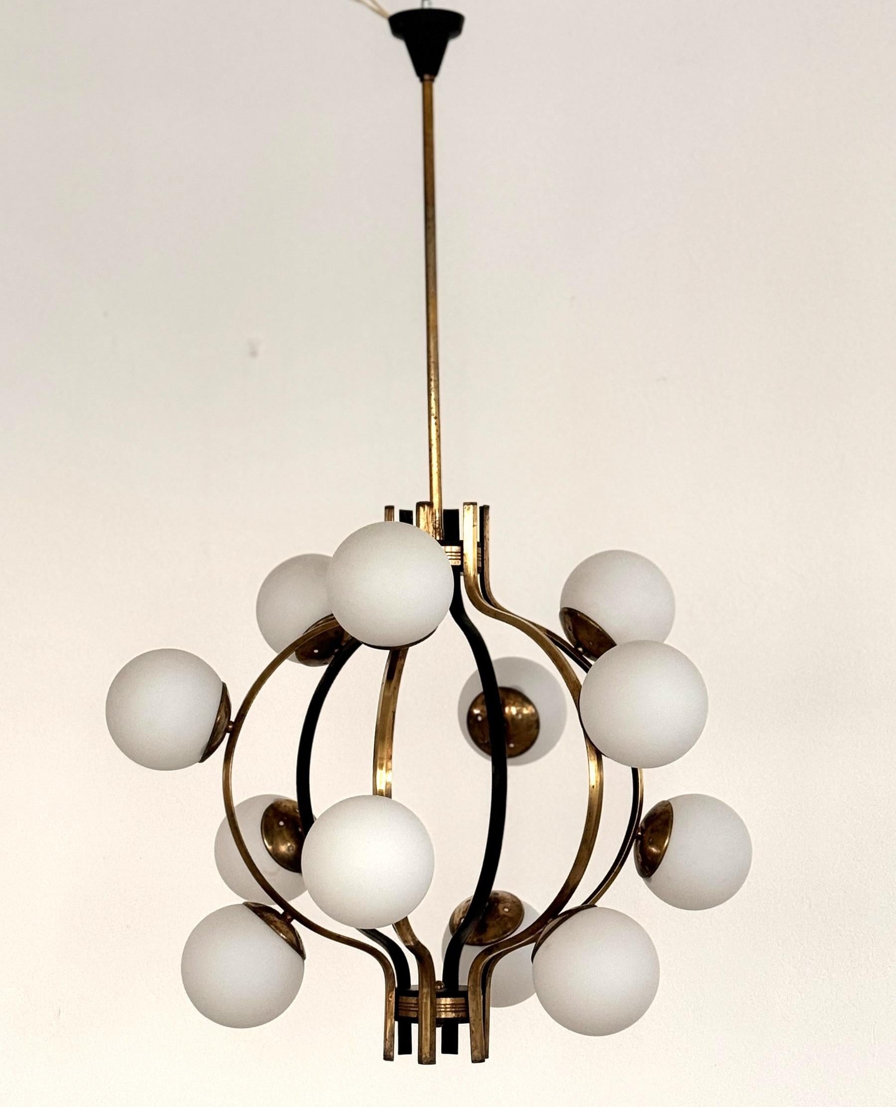 Lustre italien du milieu du siècle en laiton et verre opalin, Stilnovo, années 1950 en vente 1