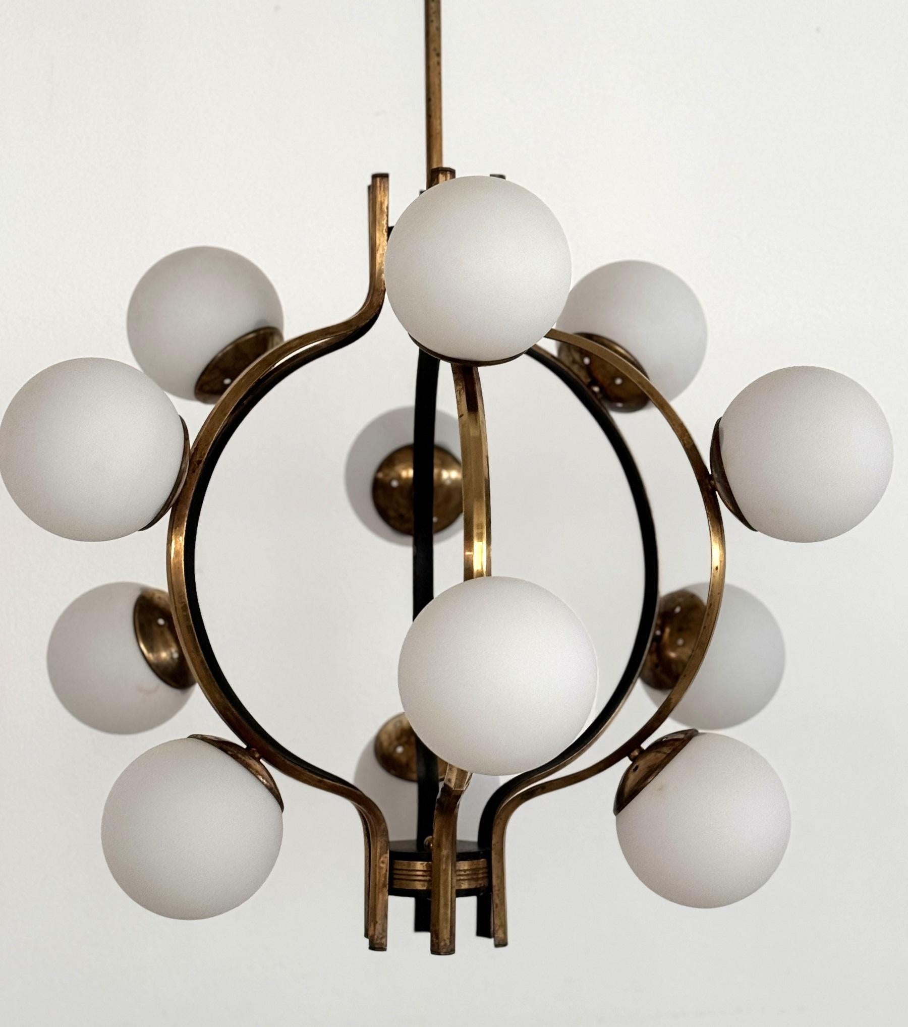 Lustre italien du milieu du siècle en laiton et verre opalin, Stilnovo, années 1950 en vente 2
